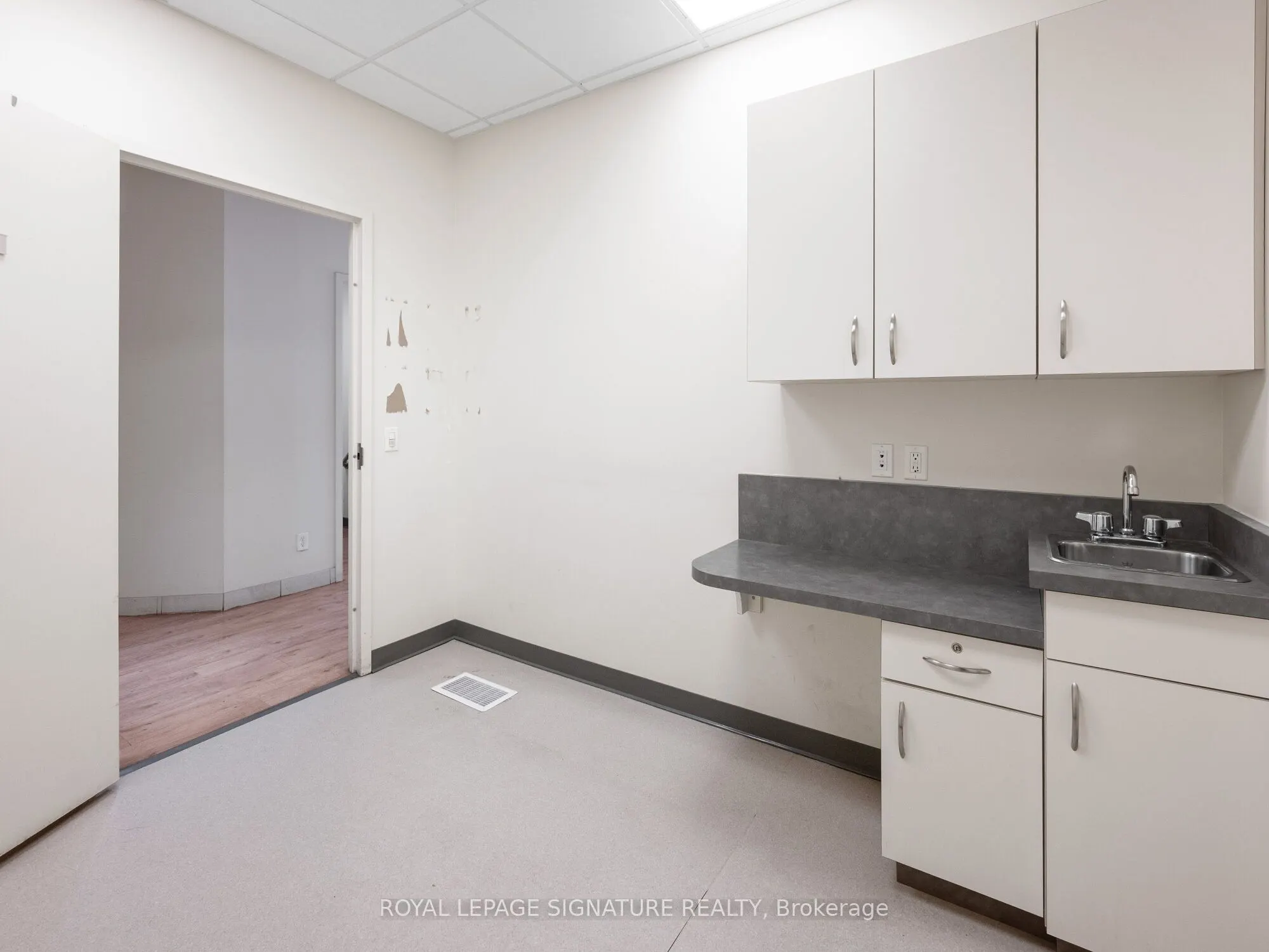 1560- 1562 Queen Street W