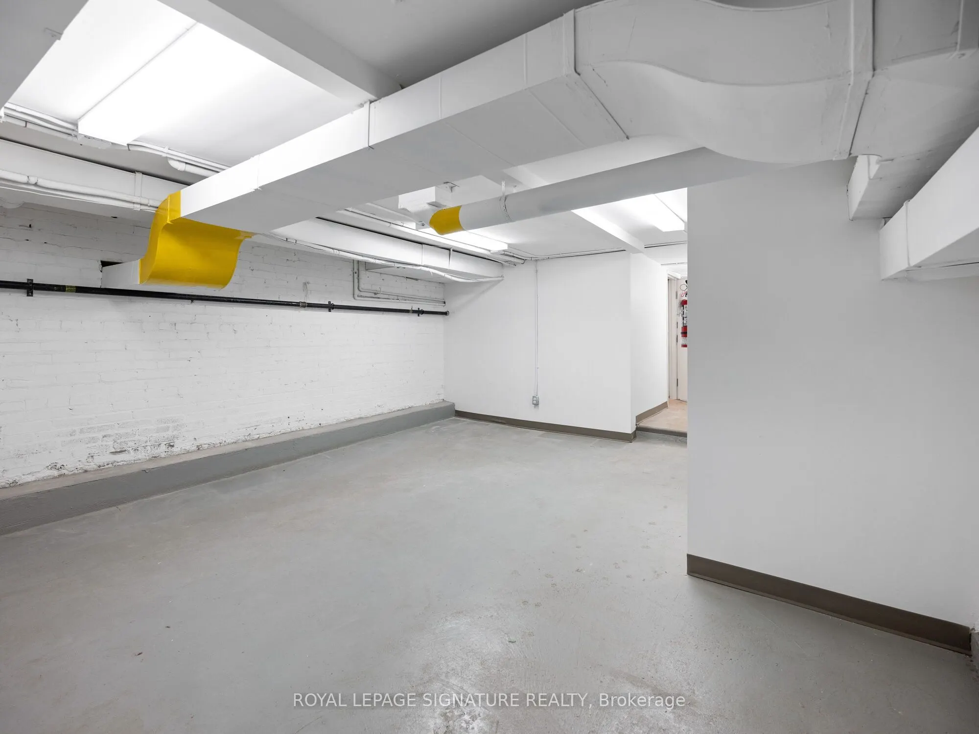 1560- 1562 Queen Street W