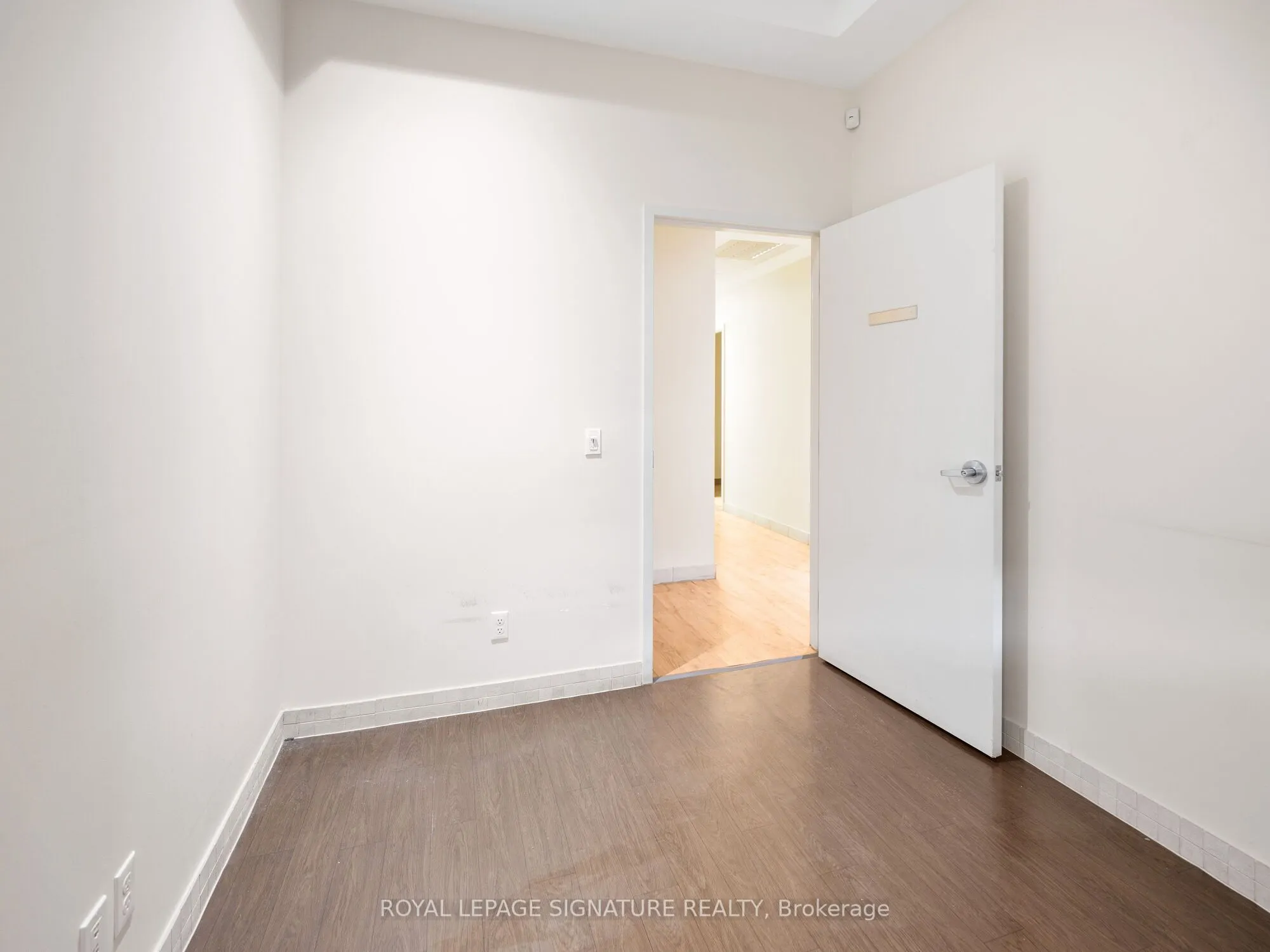 1560- 1562 Queen Street W