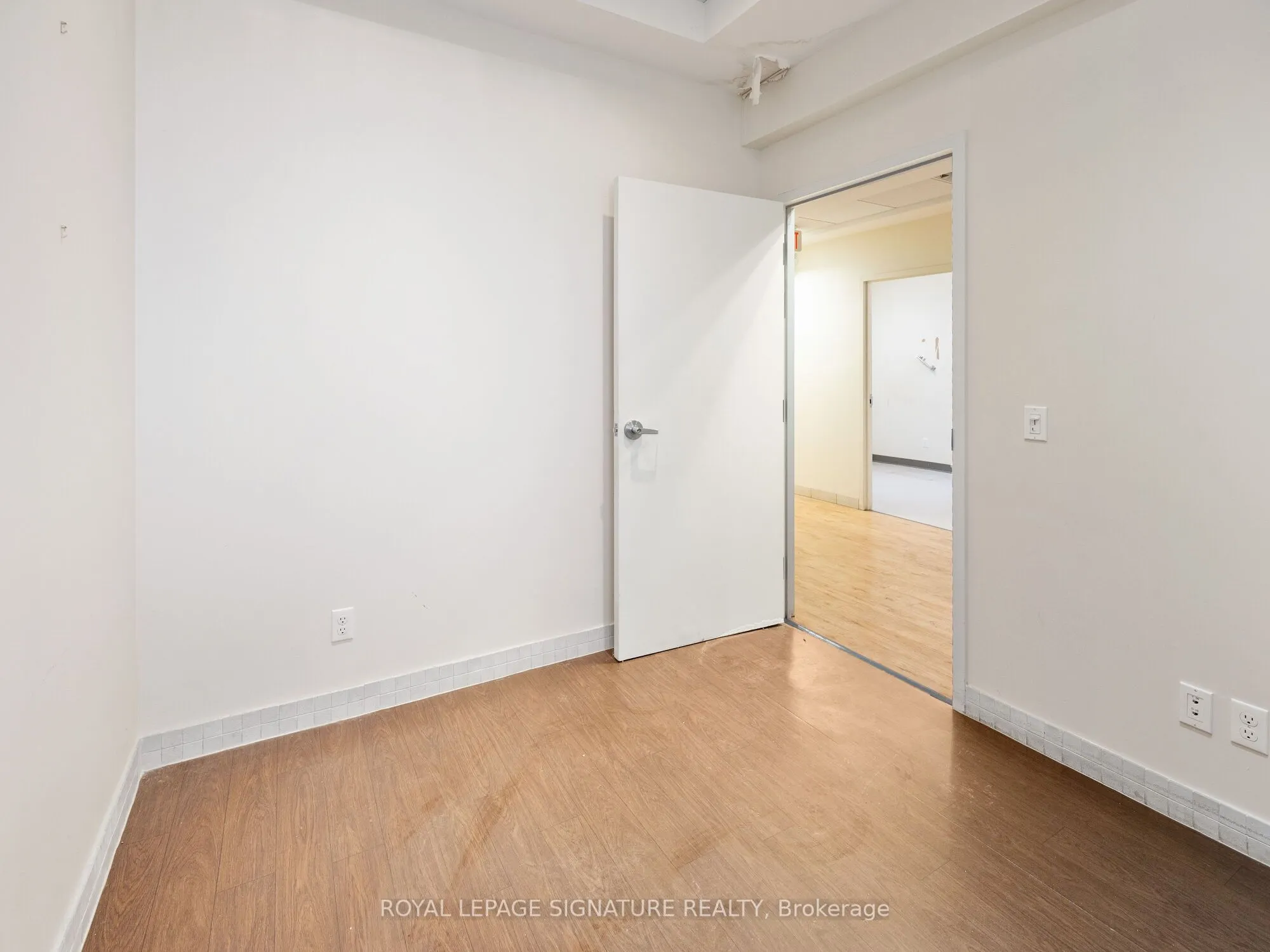 1560- 1562 Queen Street W