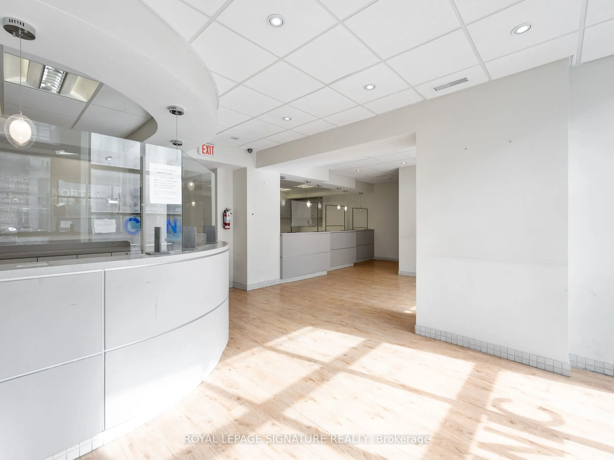 1560- 1562 Queen Street W