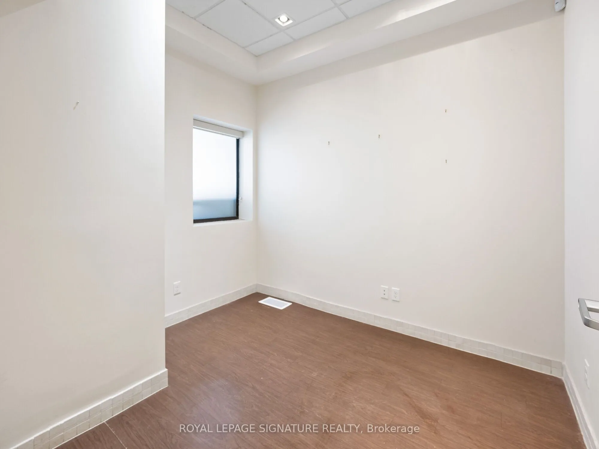 1560- 1562 Queen Street W