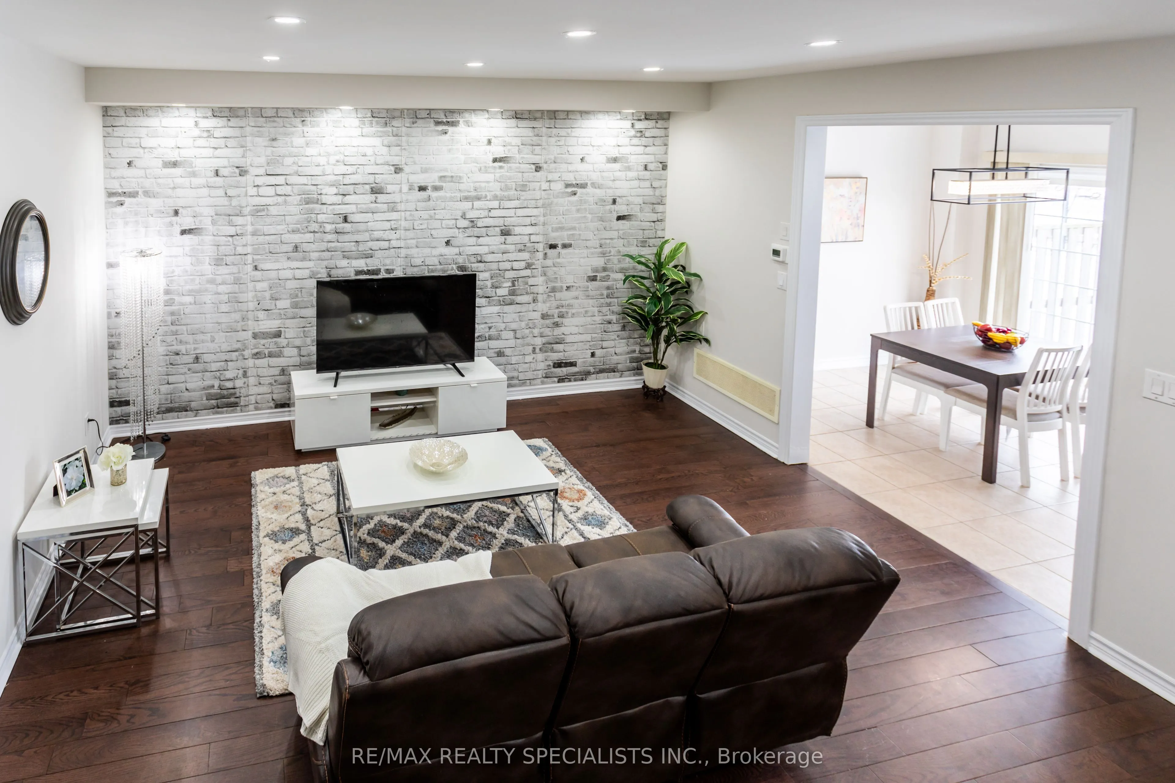 1245 Ruddy Crescent
