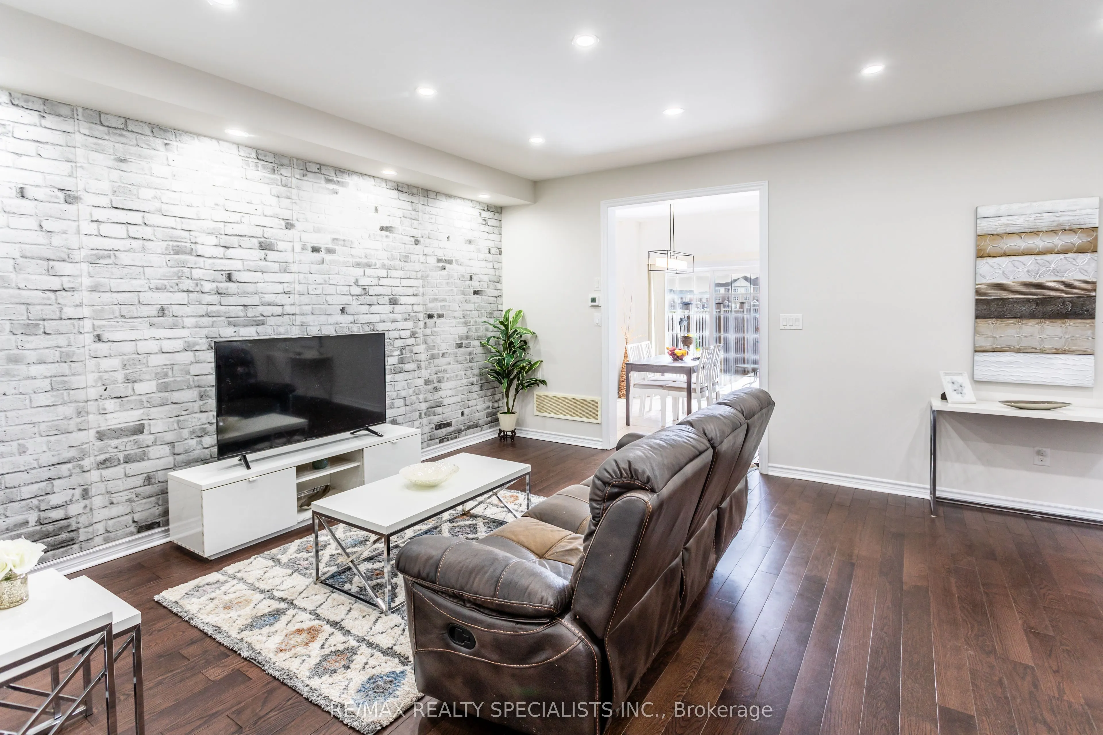 1245 Ruddy Crescent