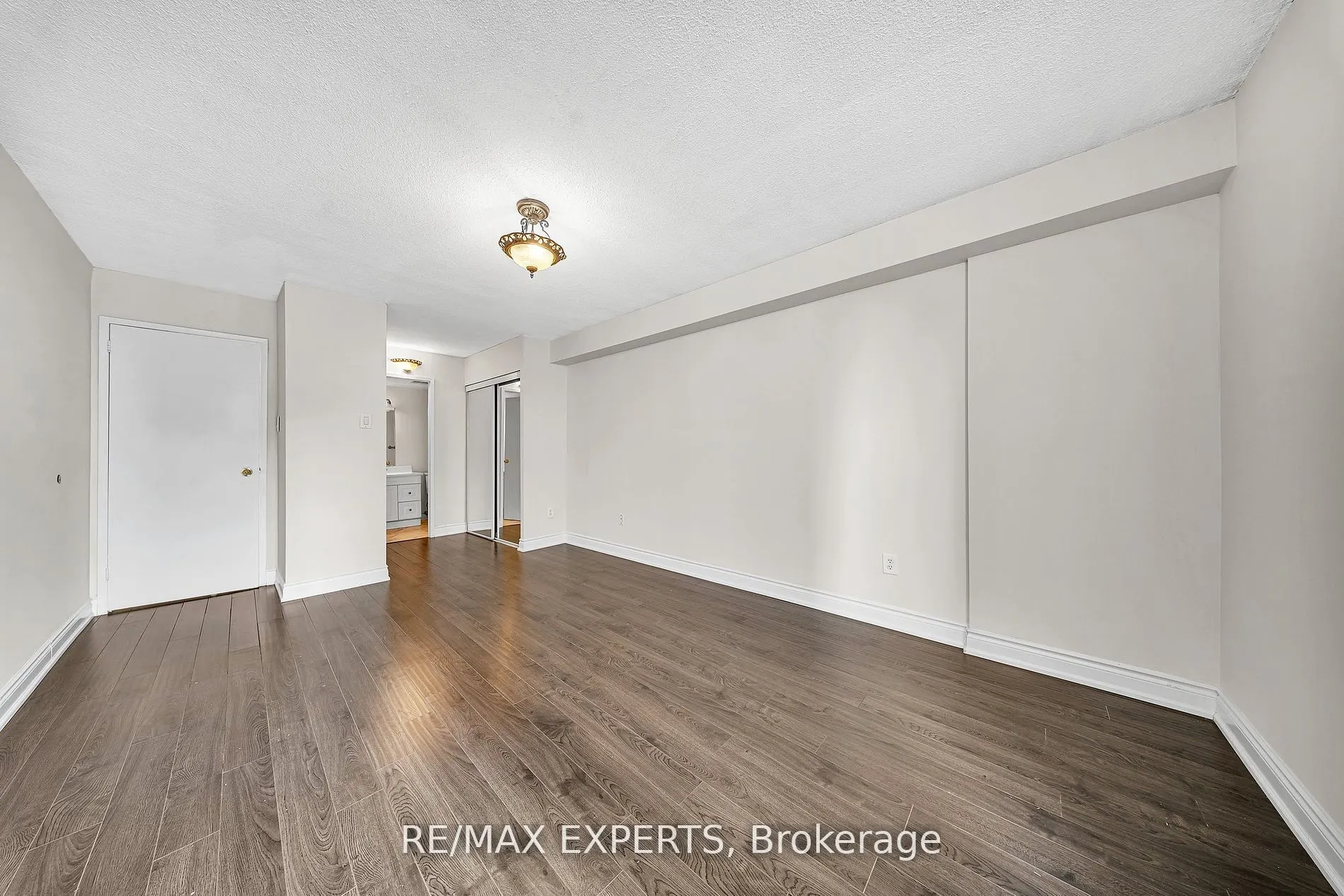 25 Kensington Road, #211