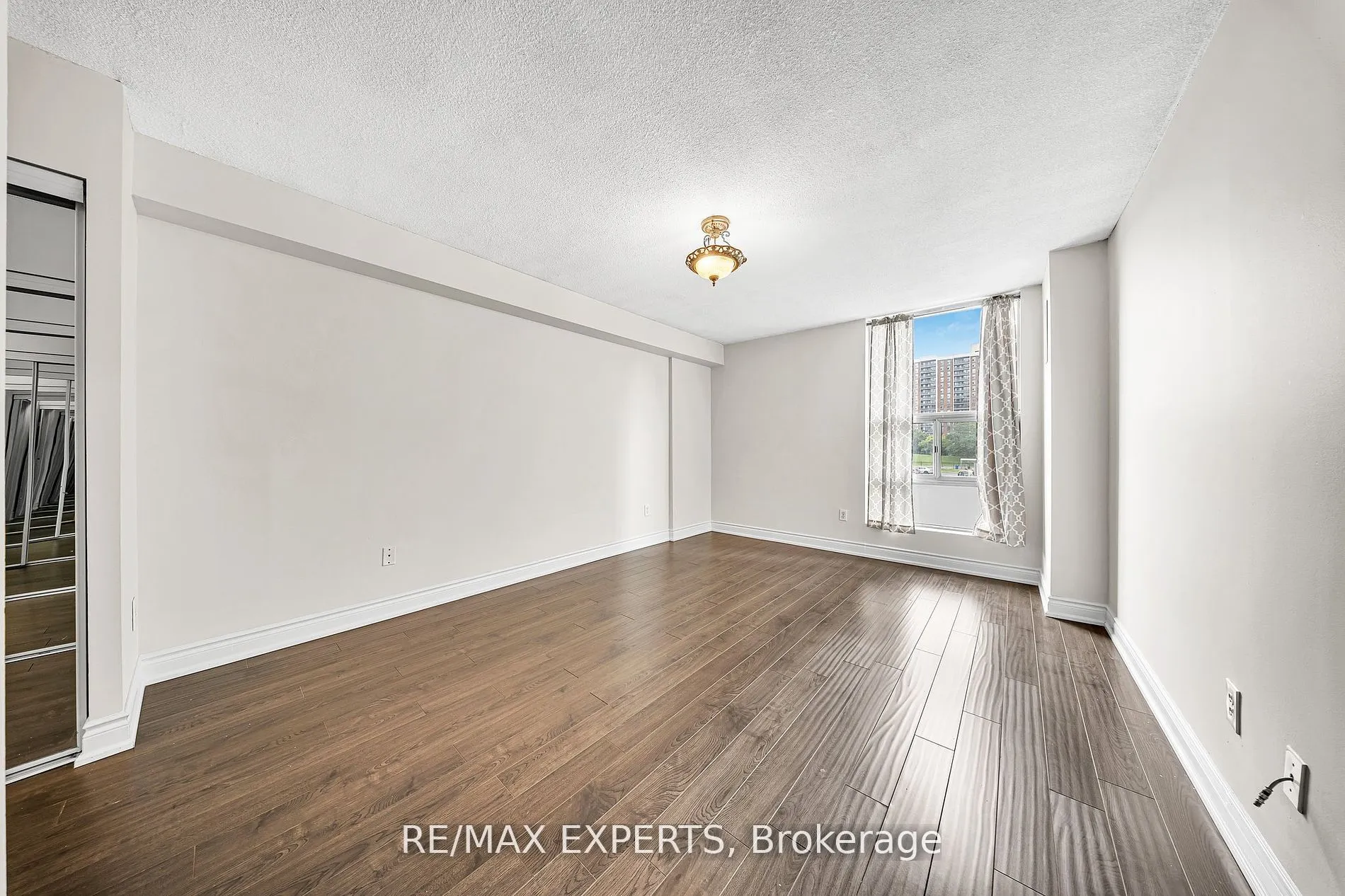 25 Kensington Road, #211