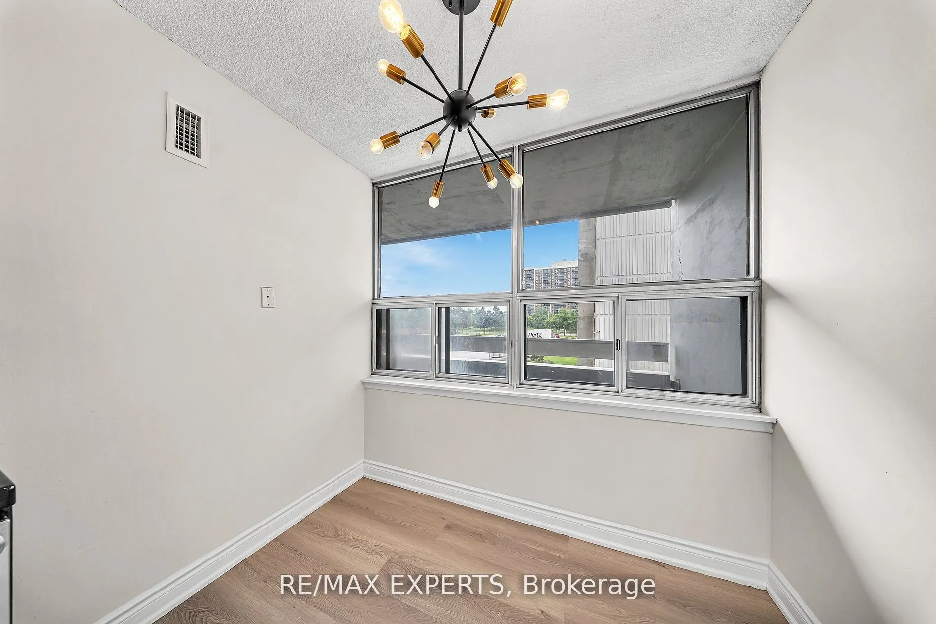 25 Kensington Road, #211