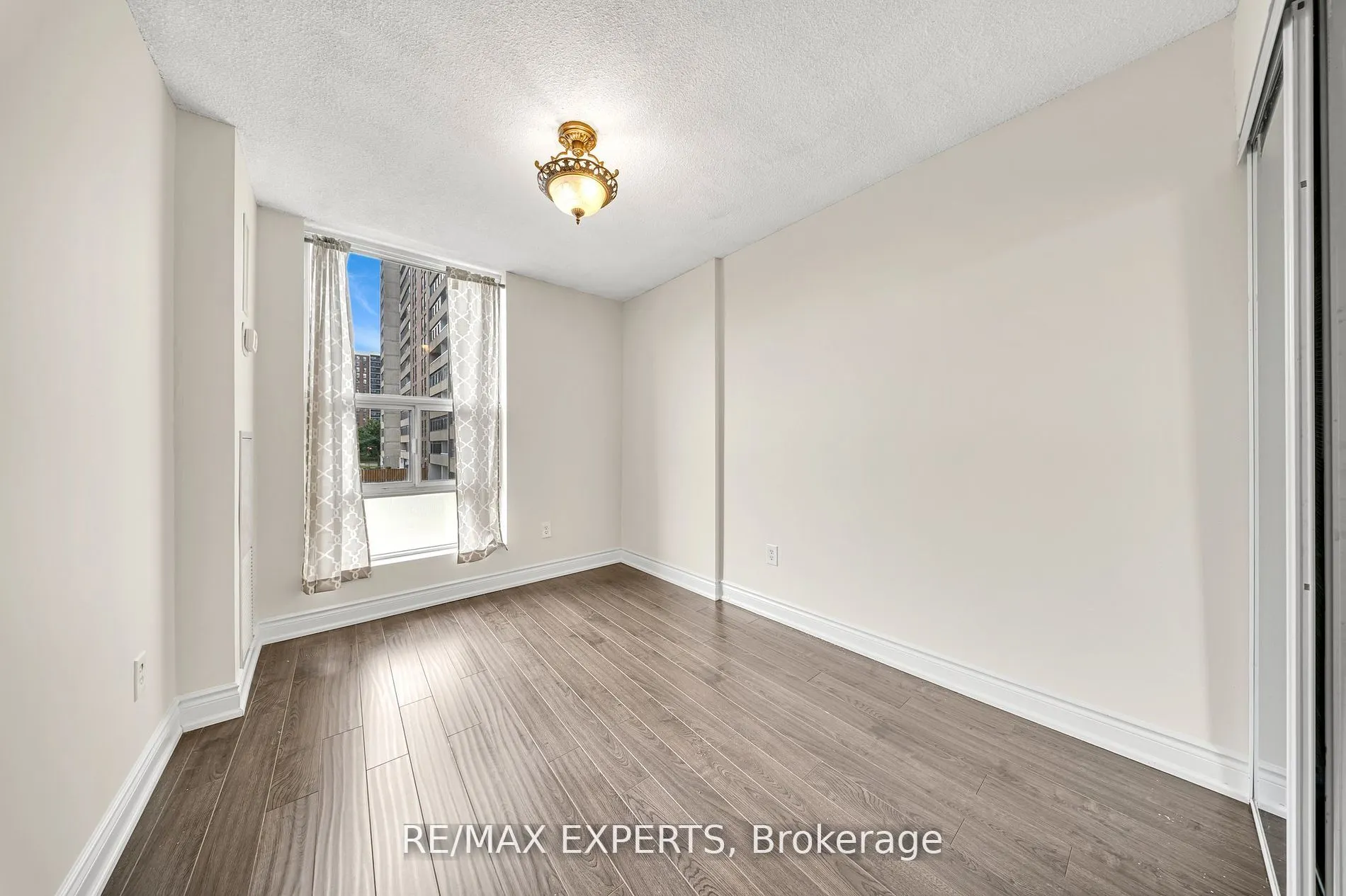 25 Kensington Road, #211