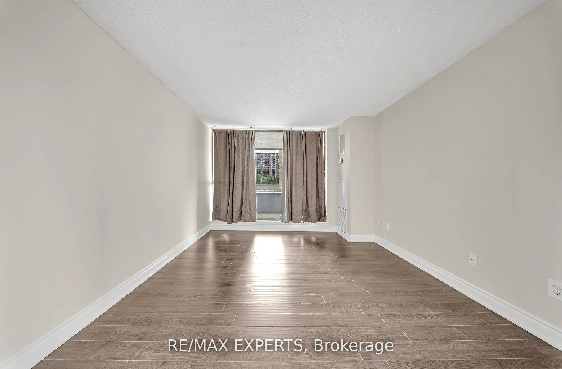 25 Kensington Road, #211