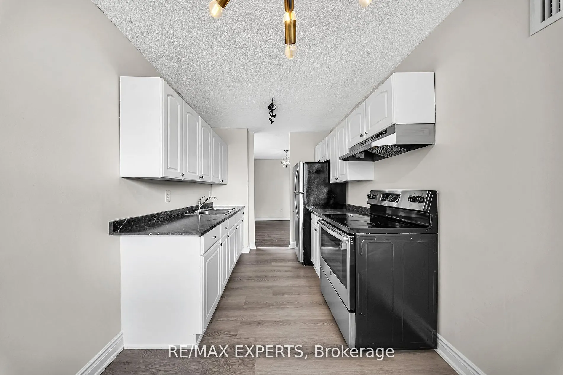 25 Kensington Road, #211