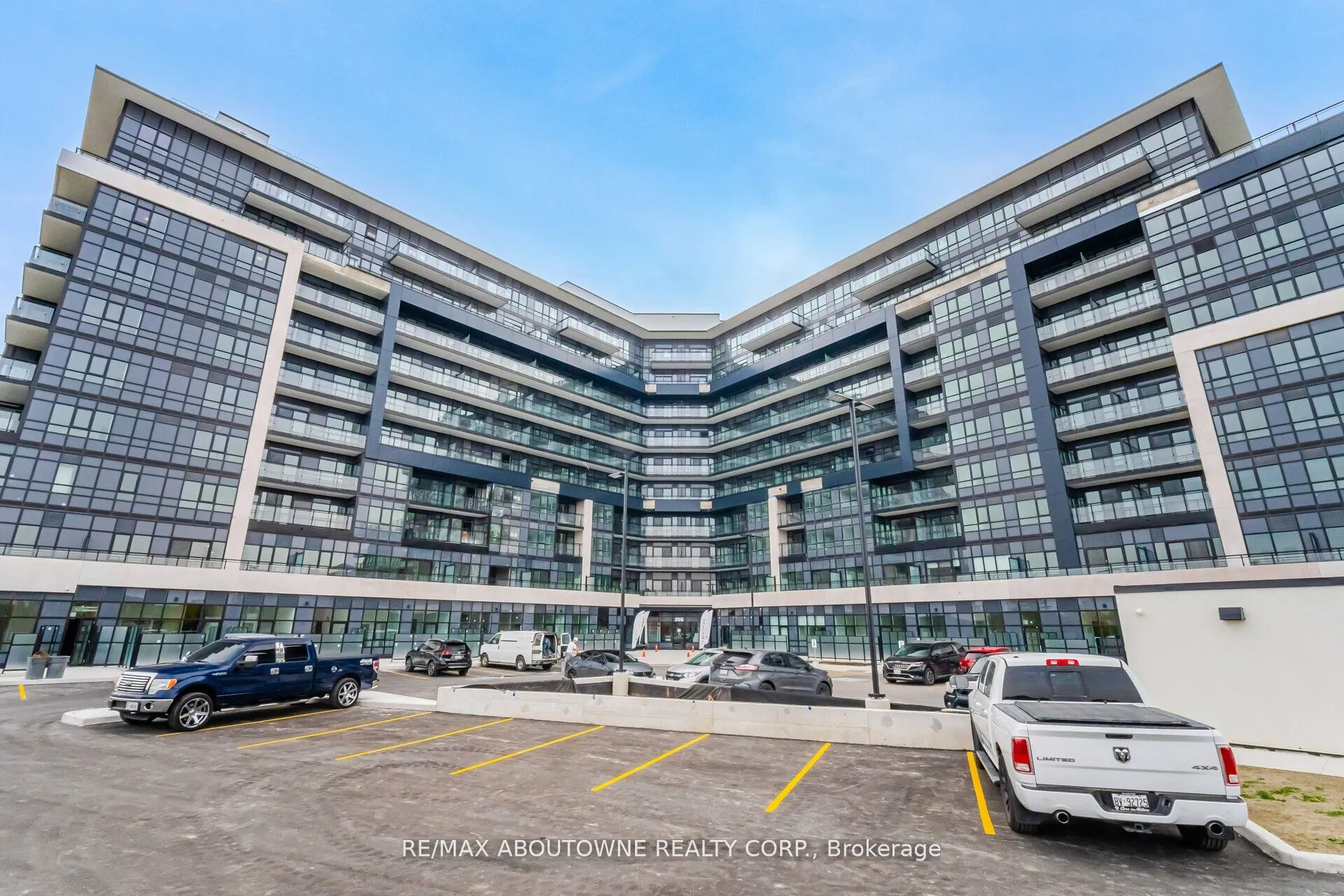 395 Dundas Street W, #105