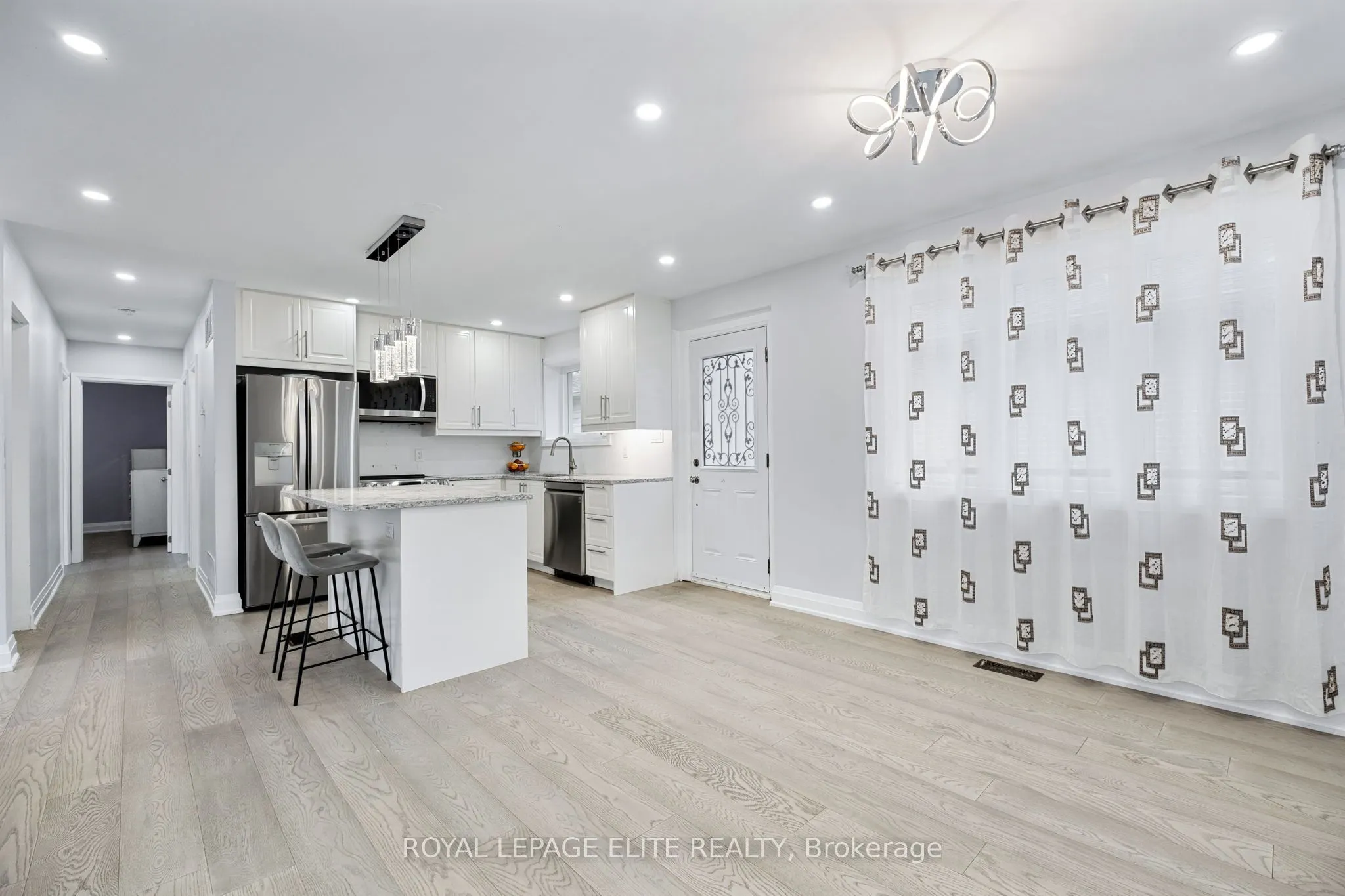 6 LACHINE Court