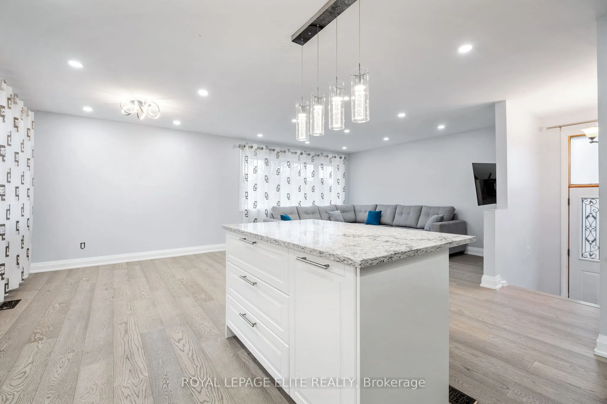 6 LACHINE Court
