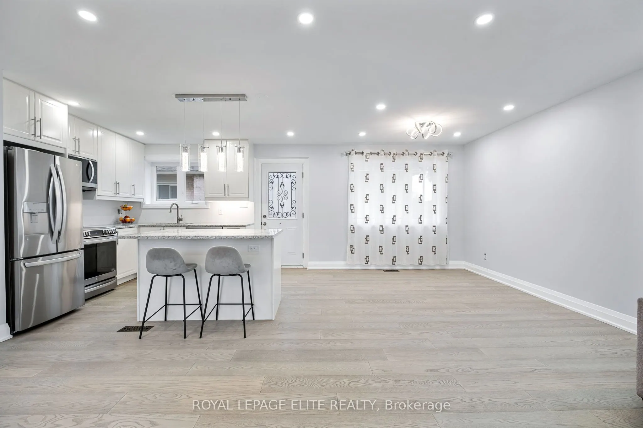 6 LACHINE Court