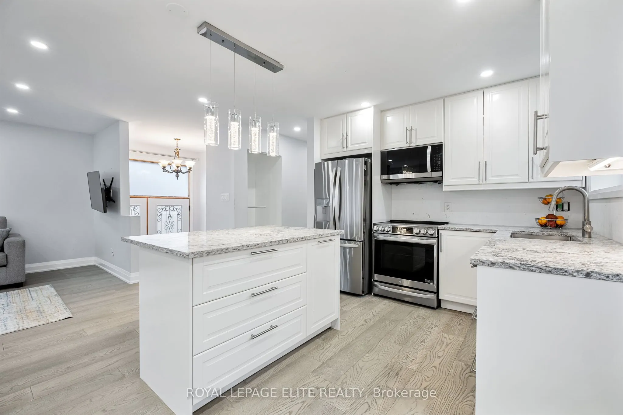 6 LACHINE Court
