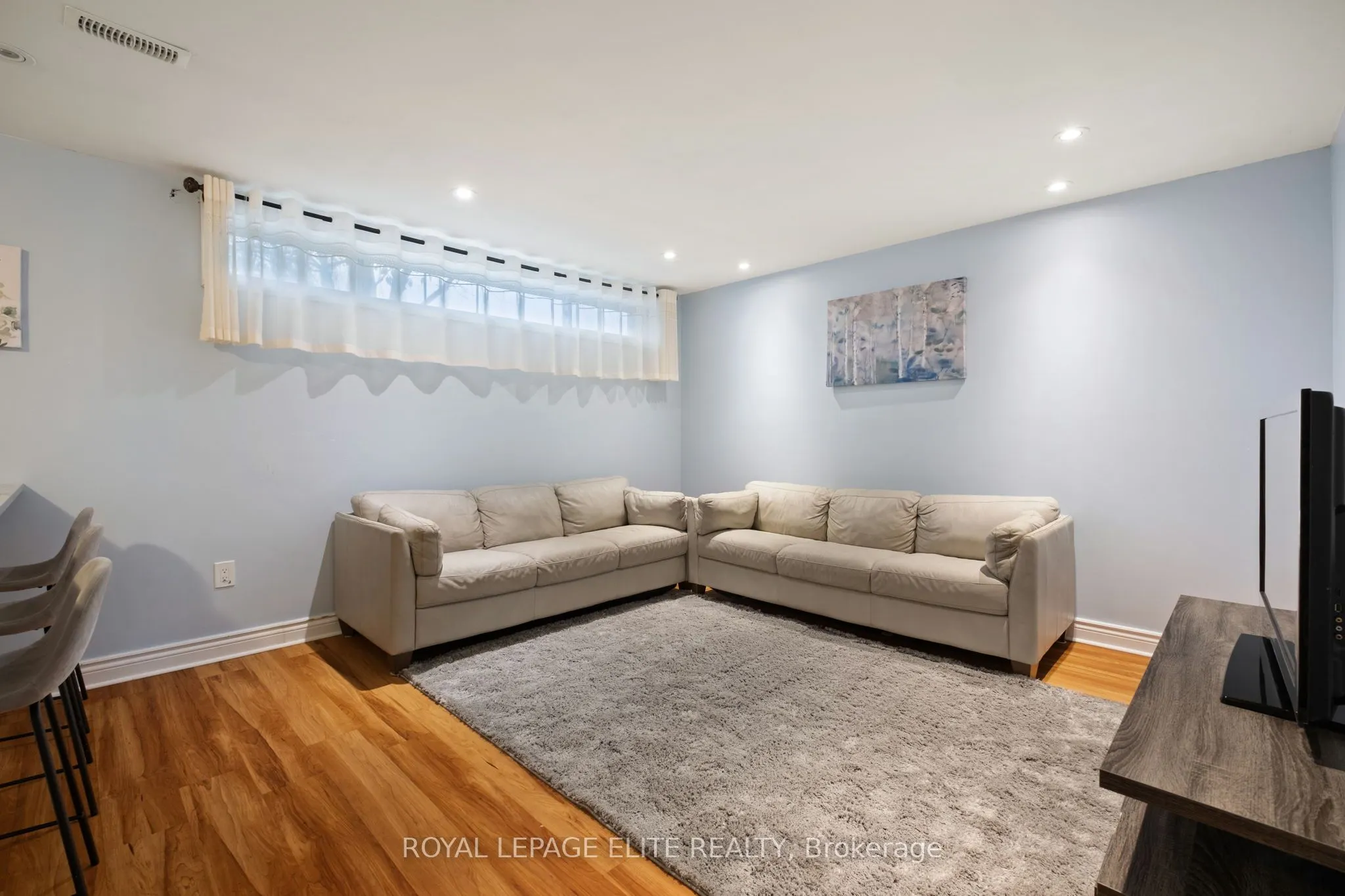 6 LACHINE Court