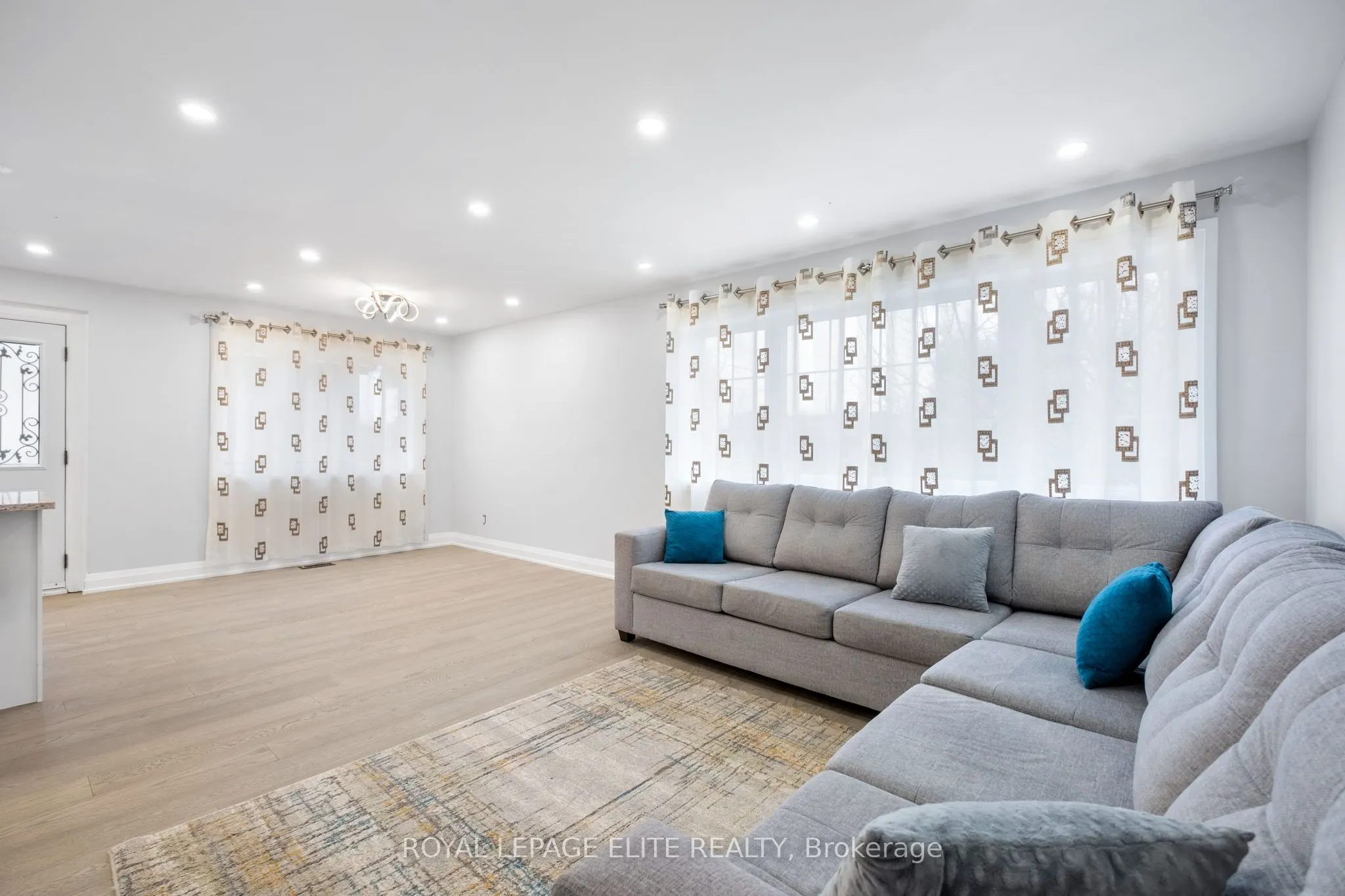 6 LACHINE Court