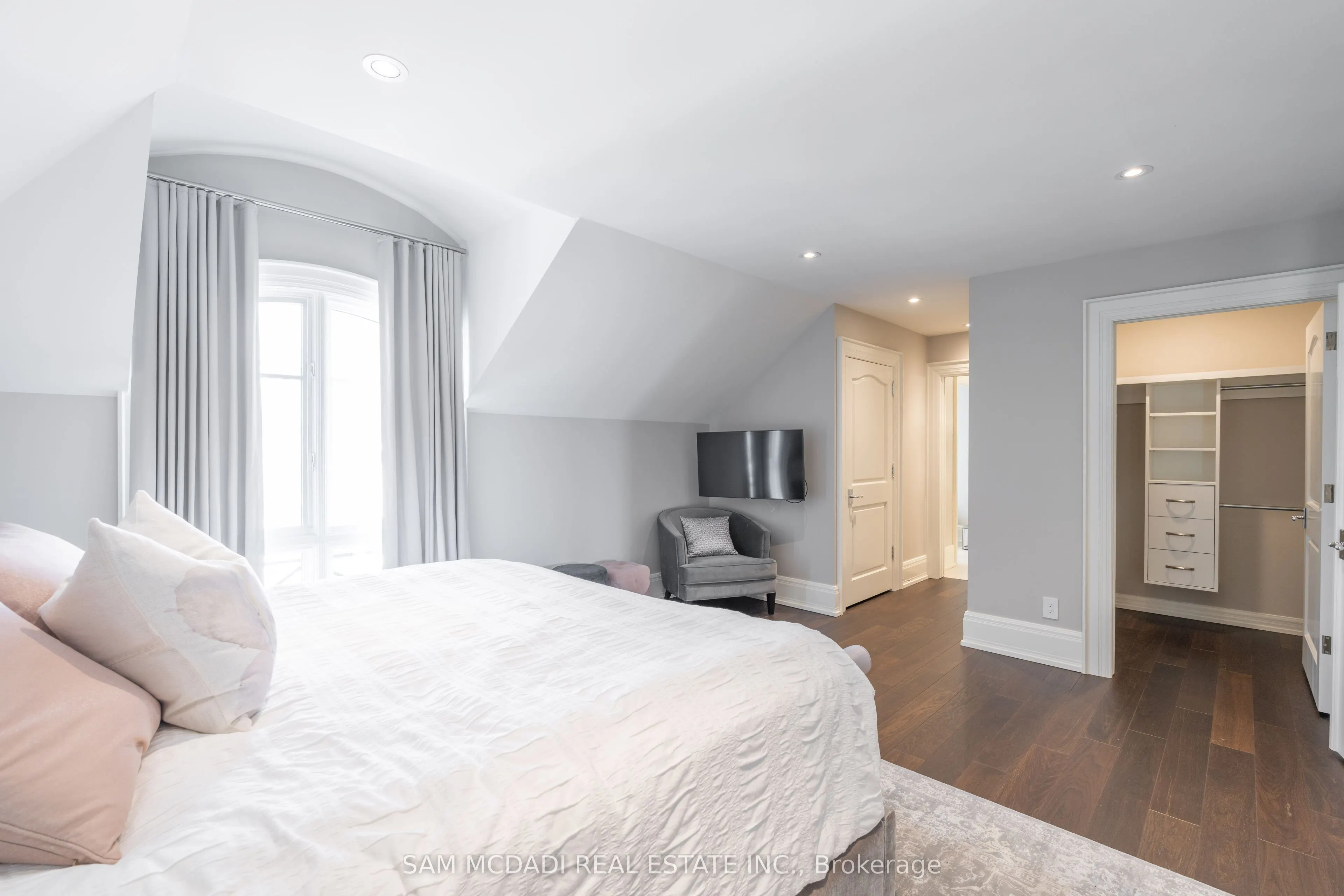 5126 Lakeshore Road