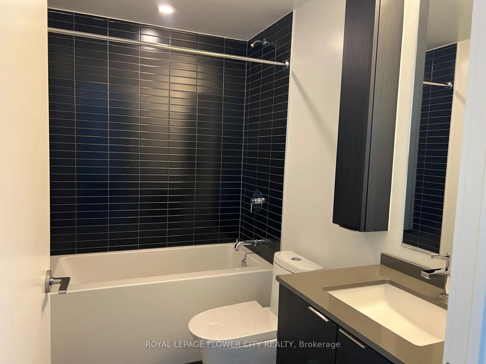 86 DUNDAS Street #1121