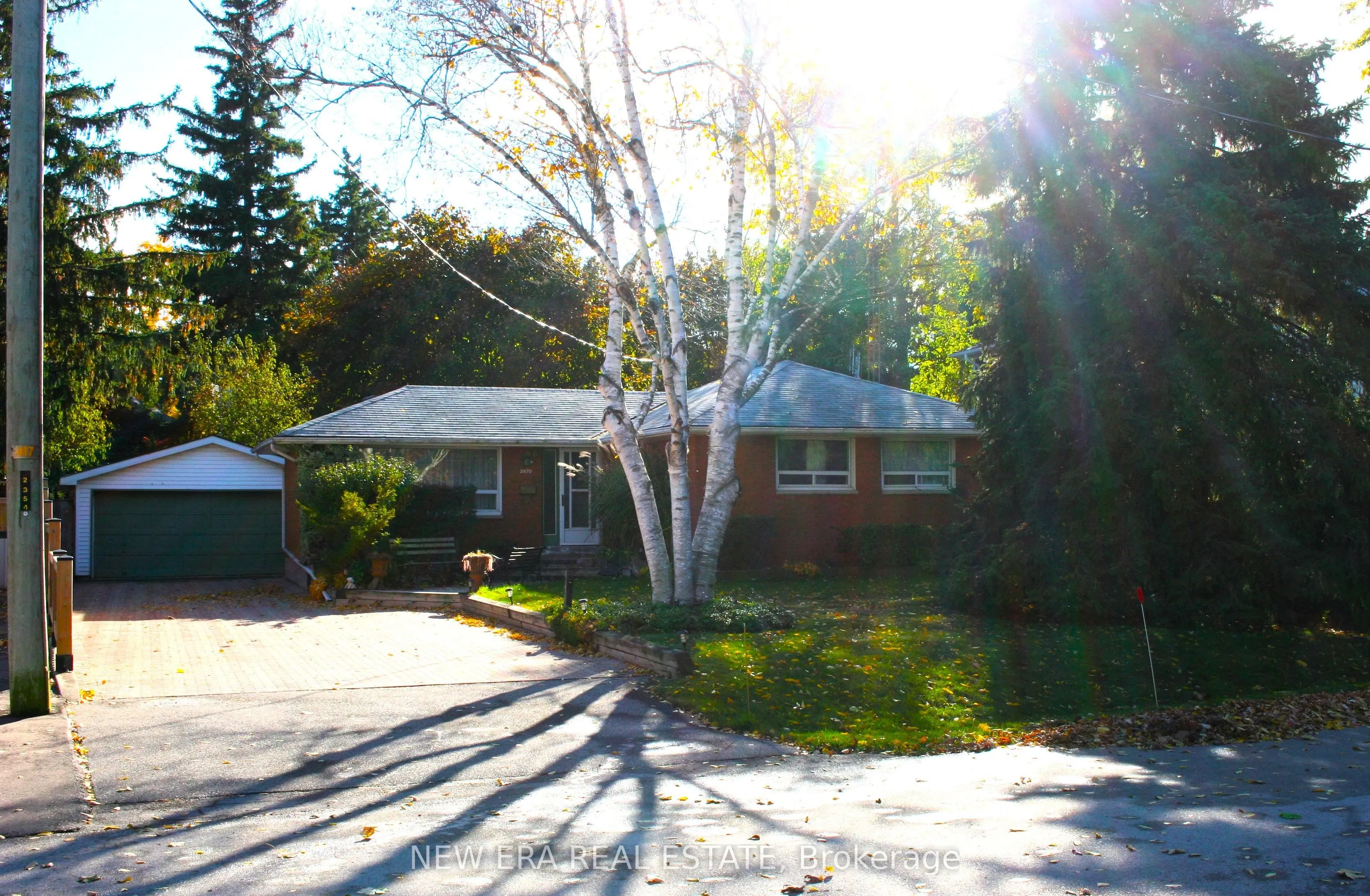 2470 Meadowood Crescent