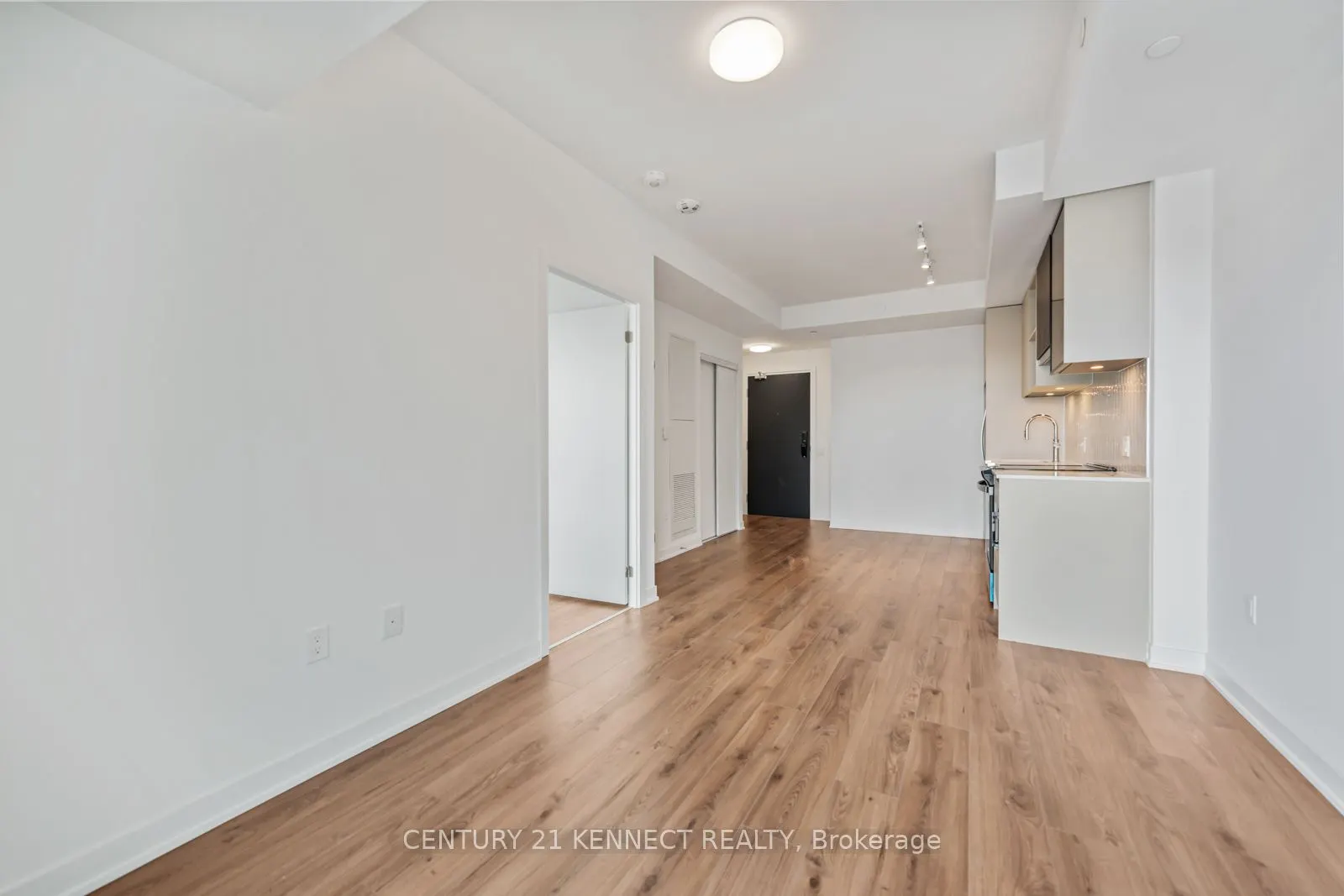 395 Dundas Street W, #804