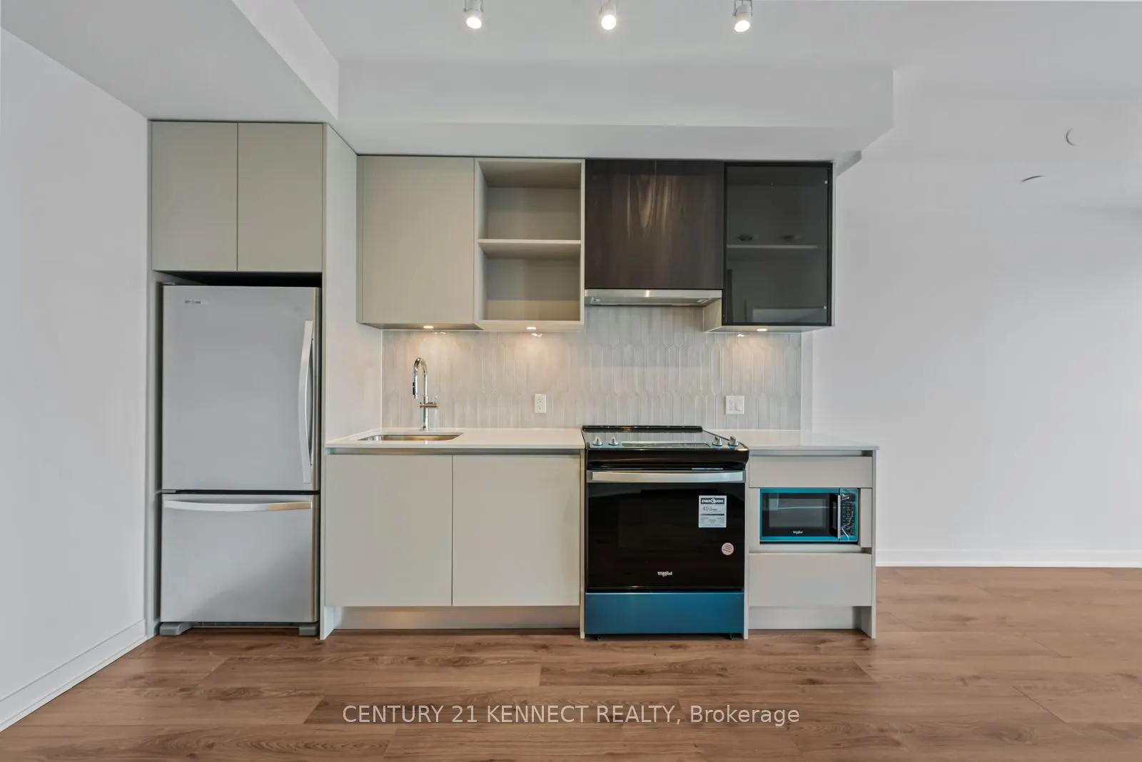 395 Dundas Street W, #804