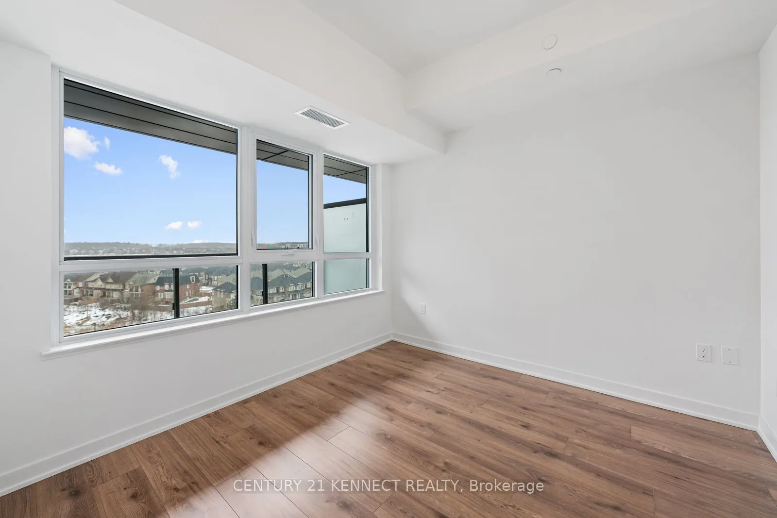 395 Dundas Street W, #804