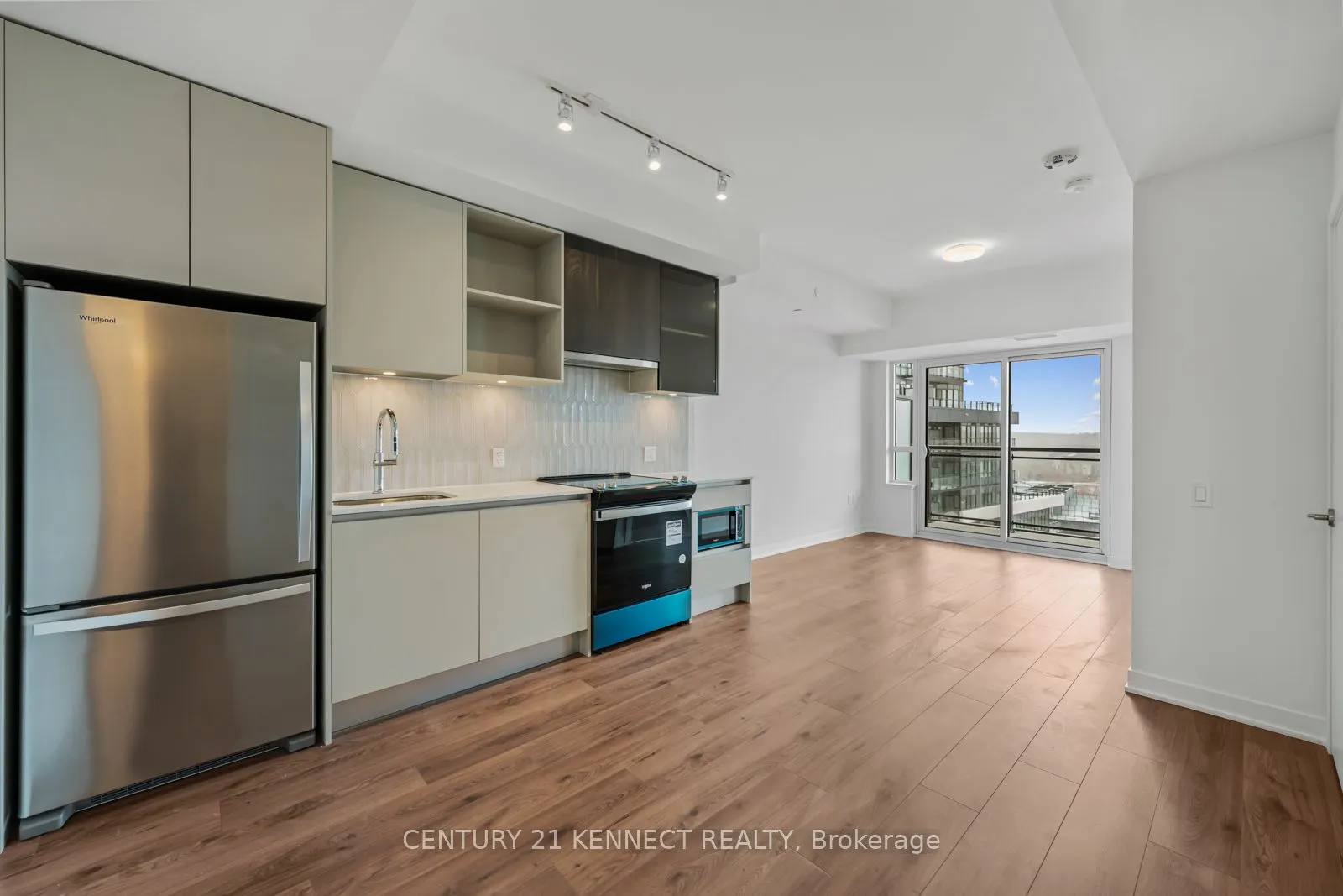 395 Dundas Street W, #804