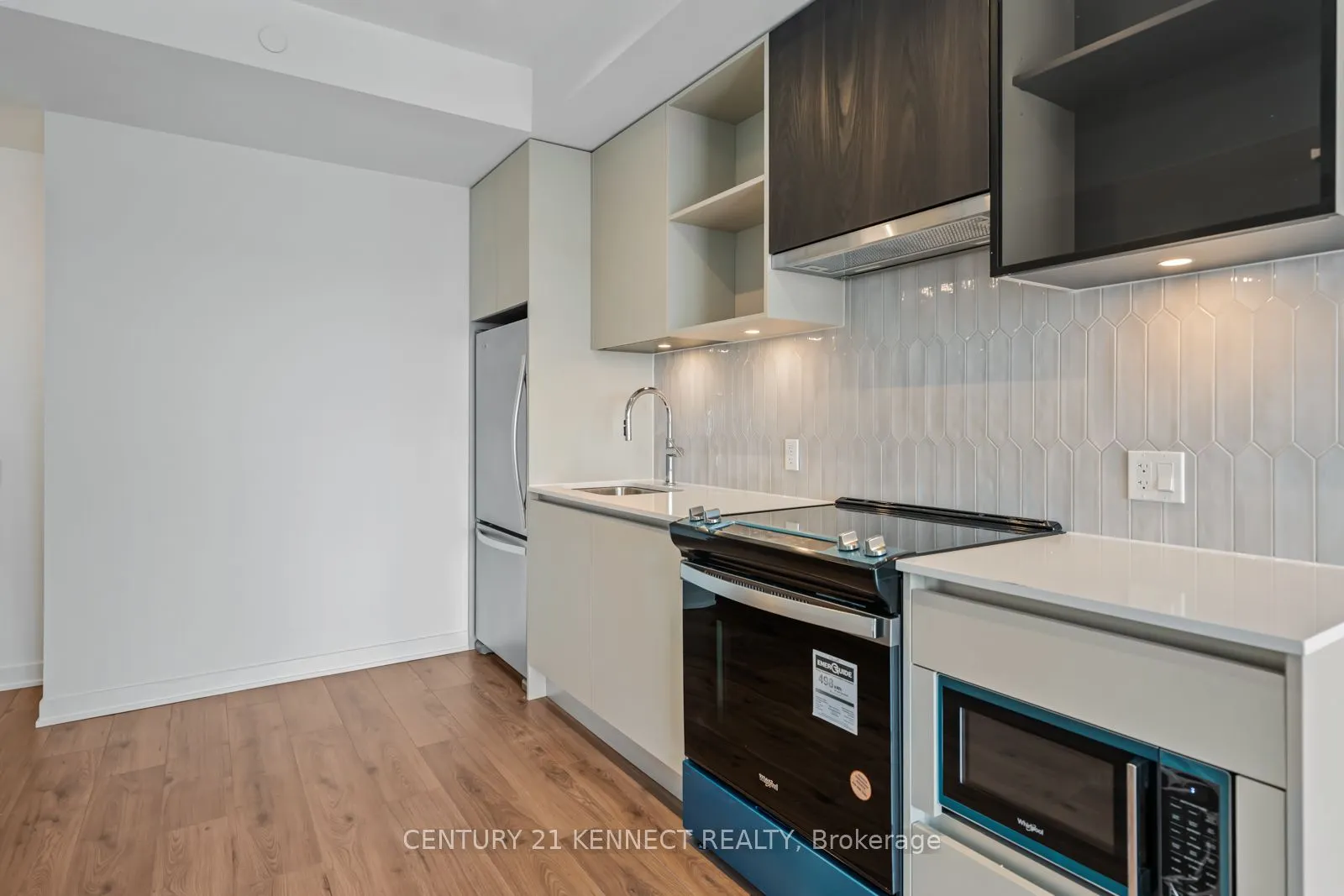395 Dundas Street W, #804