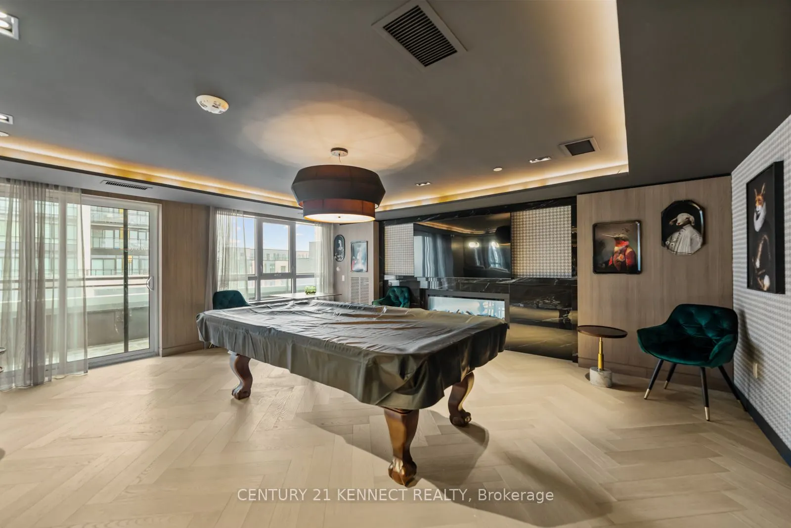 395 Dundas Street W, #804