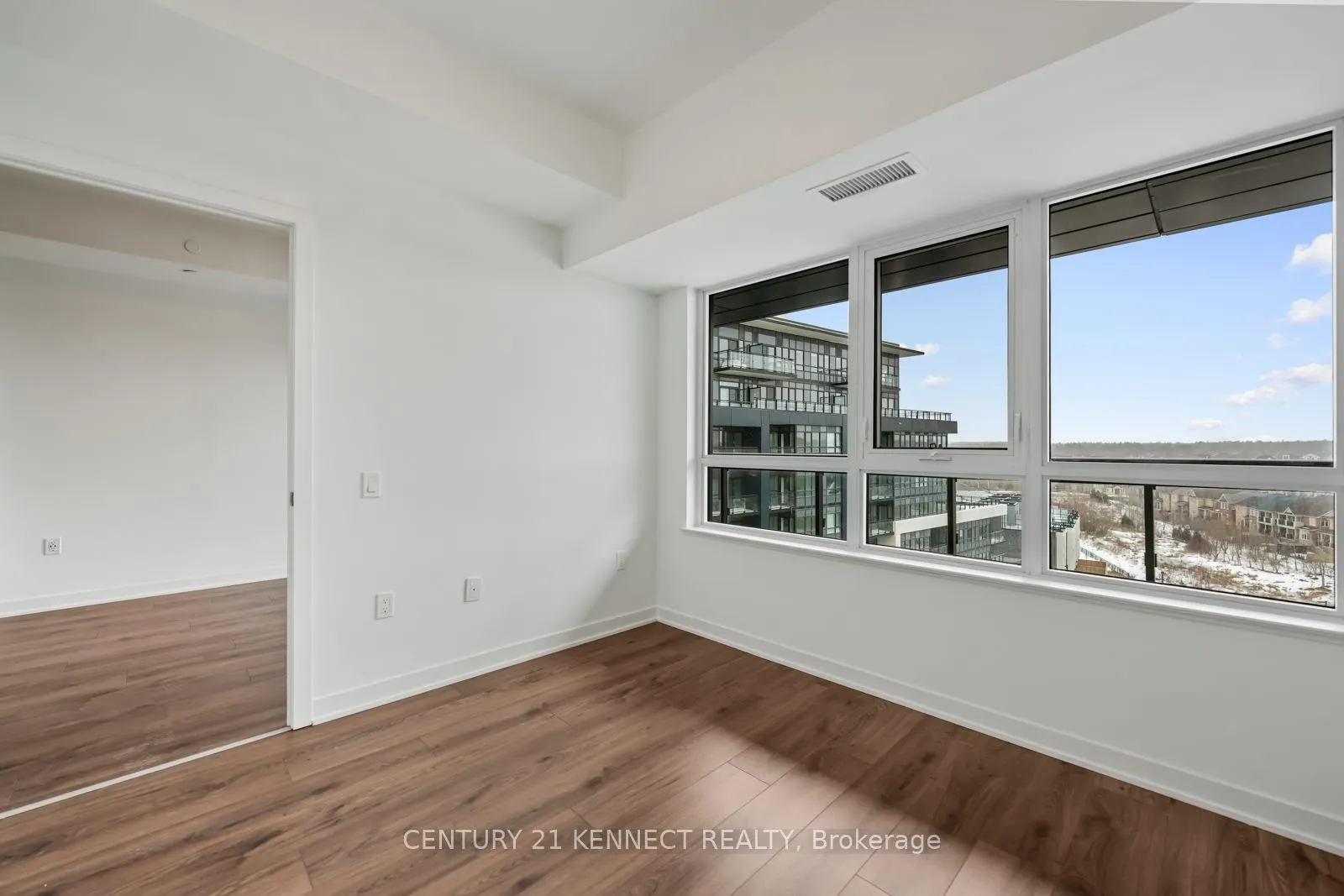 395 Dundas Street W, #804