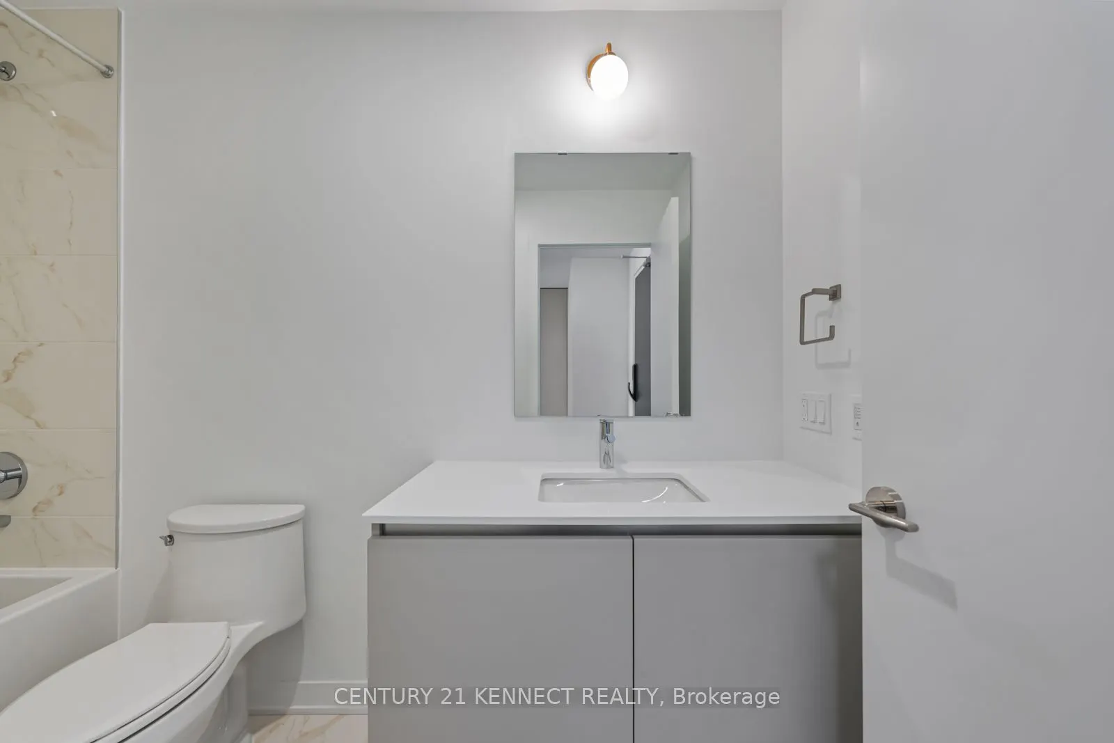 395 Dundas Street W, #804