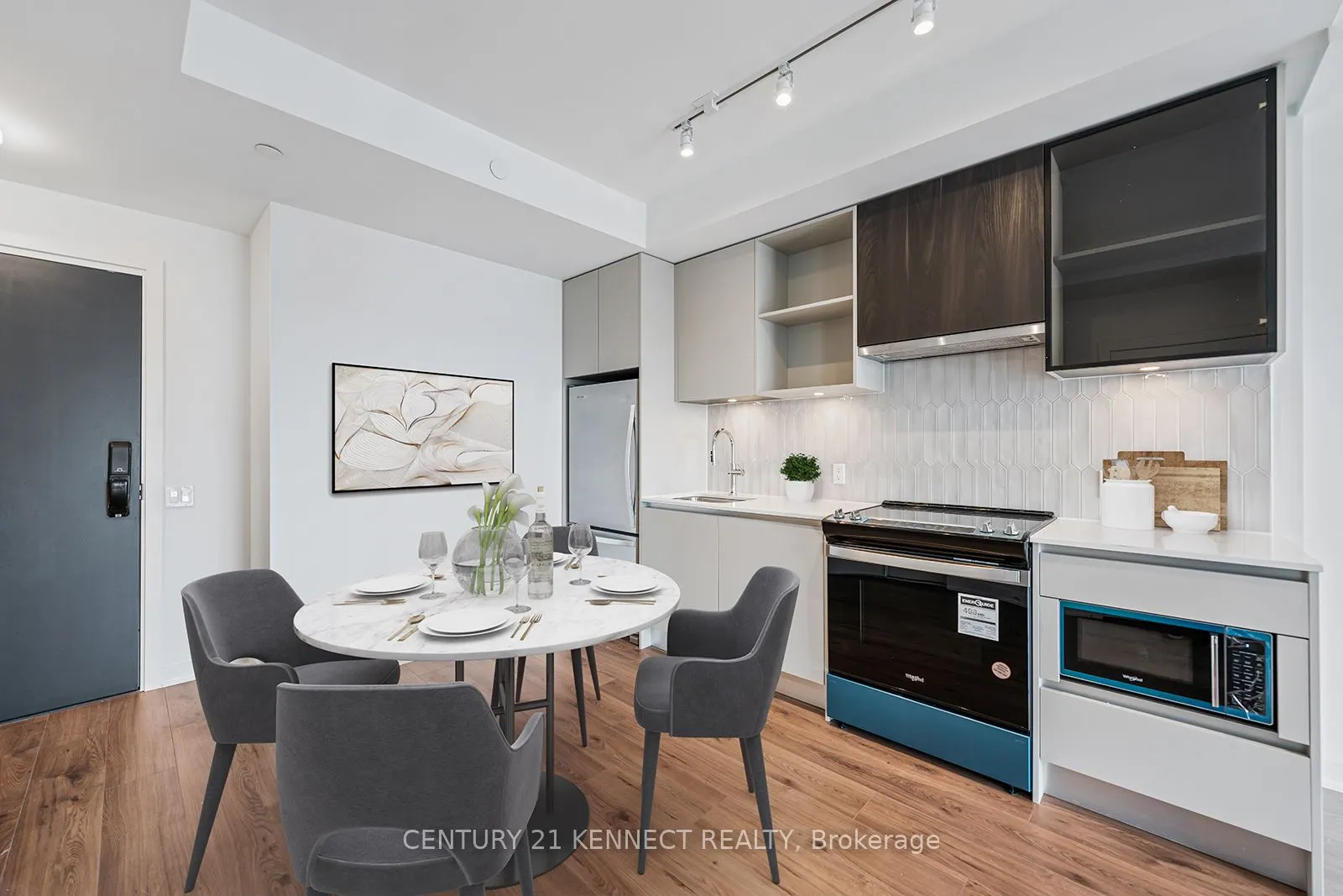 395 Dundas Street W, #804