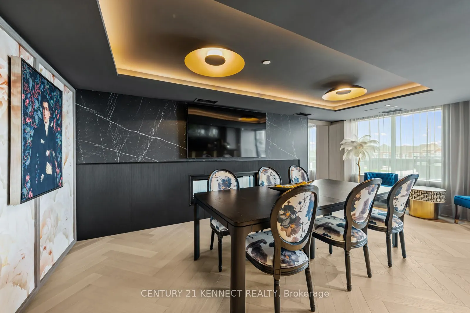 395 Dundas Street W, #804