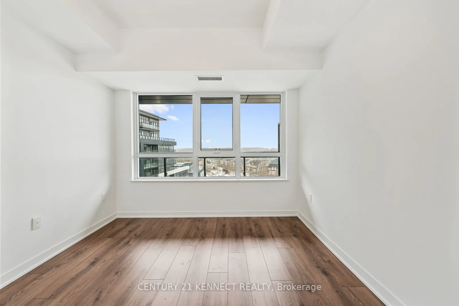 395 Dundas Street W, #804