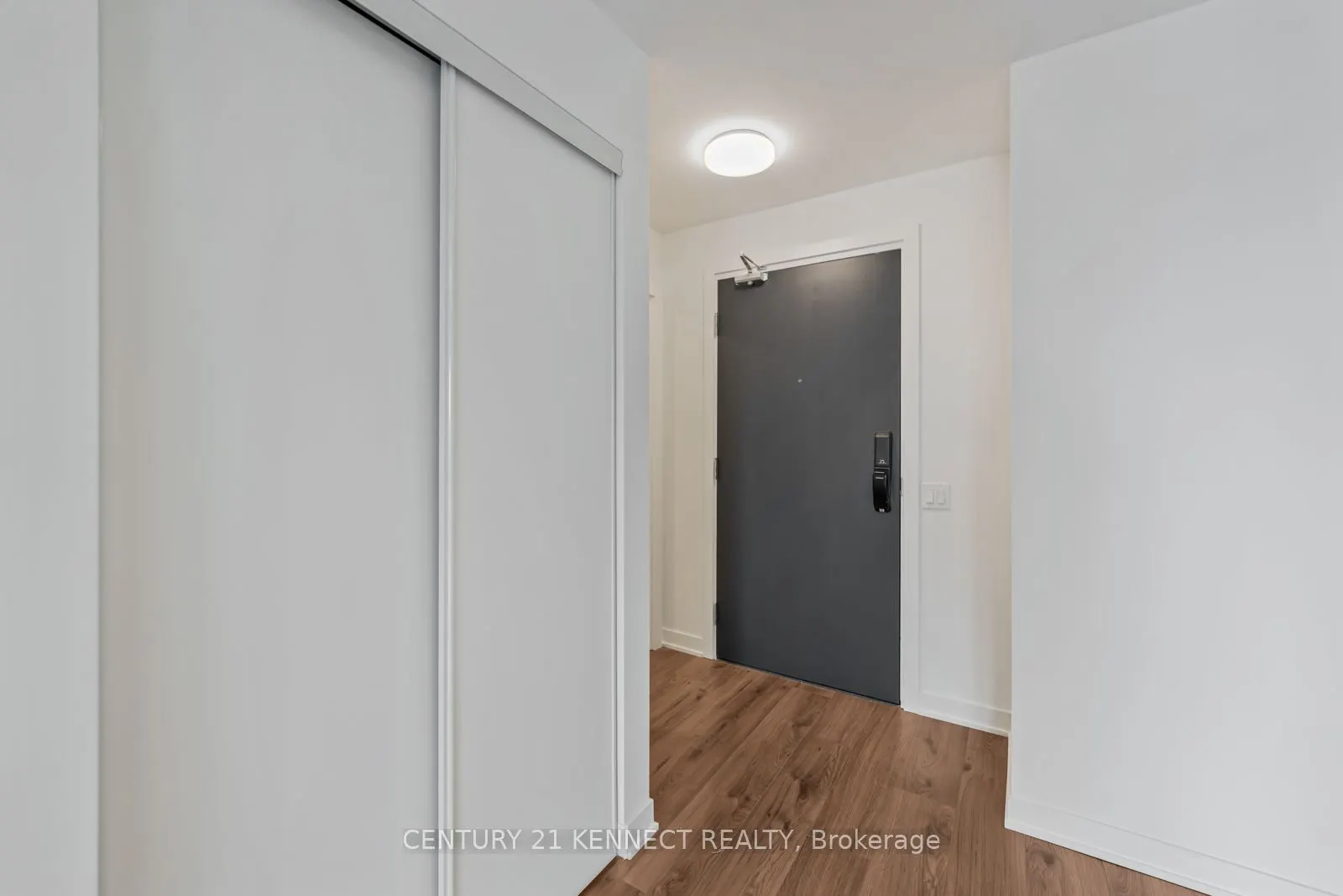 395 Dundas Street W, #804