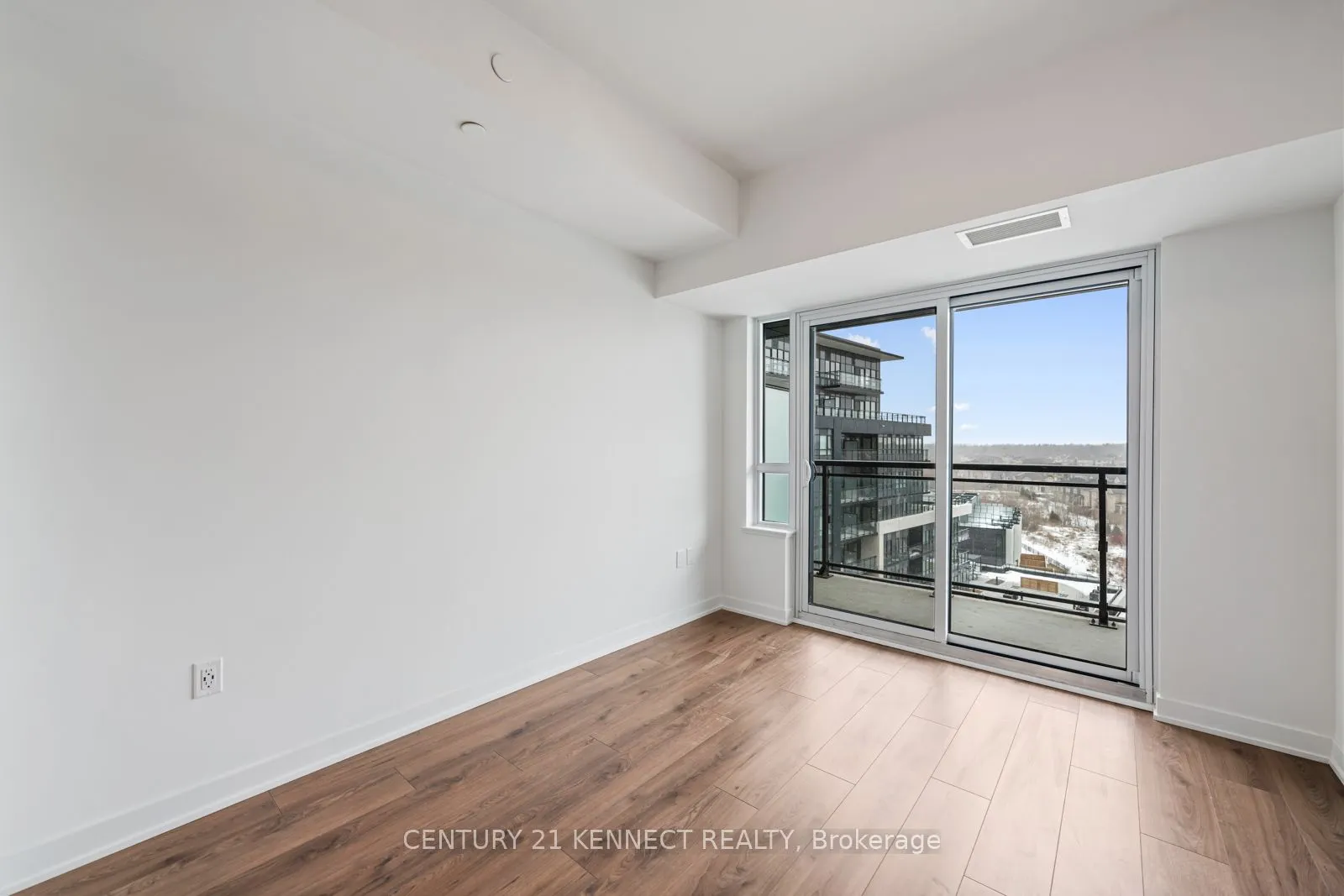395 Dundas Street W, #804