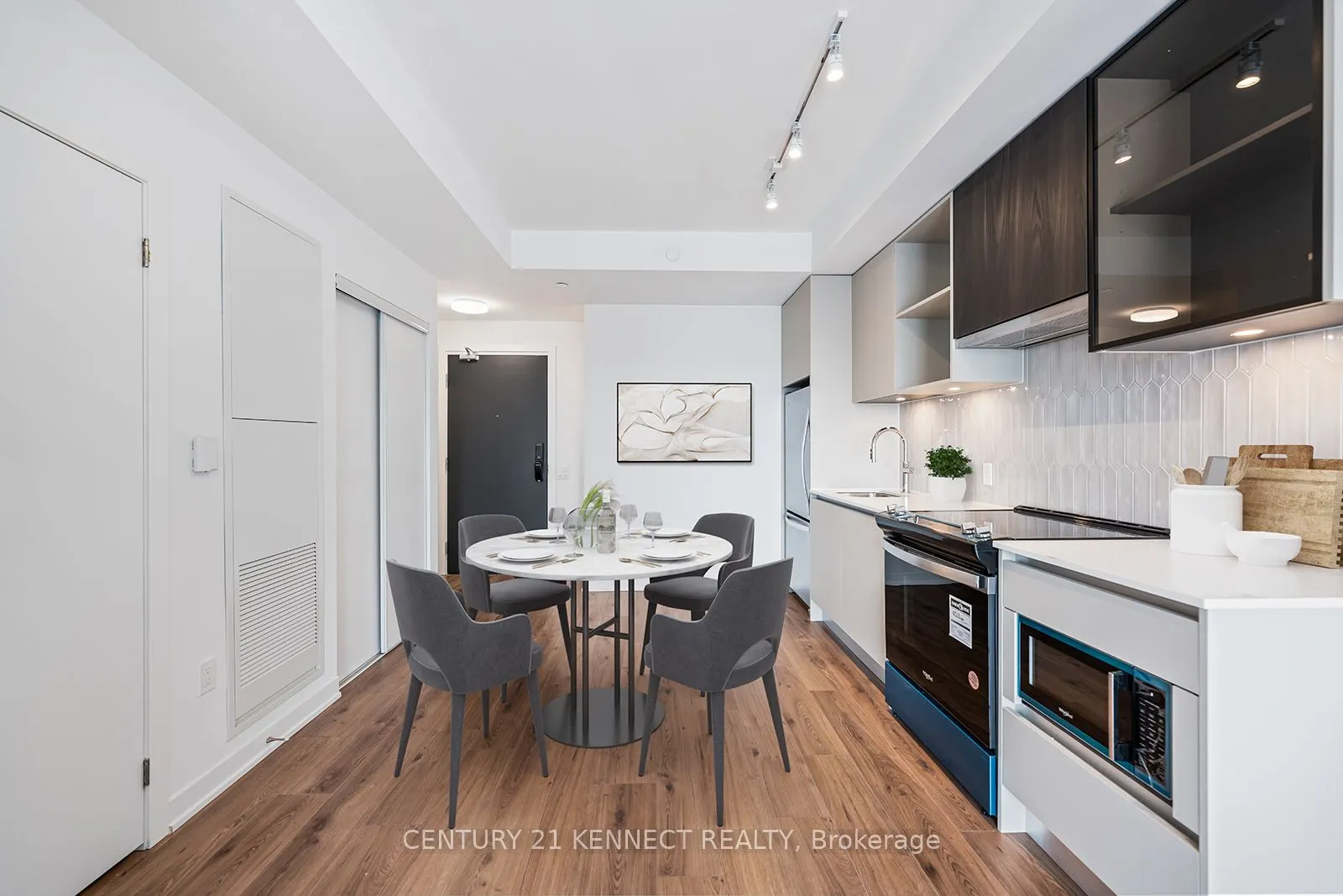 395 Dundas Street W, #804