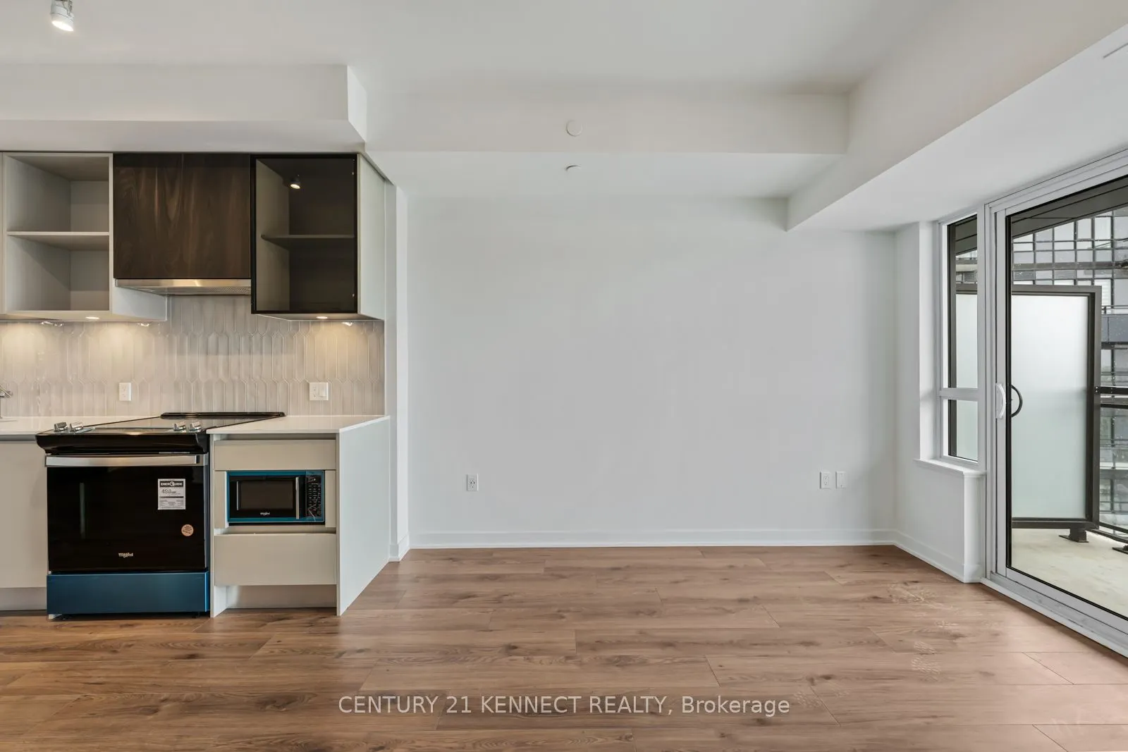 395 Dundas Street W, #804