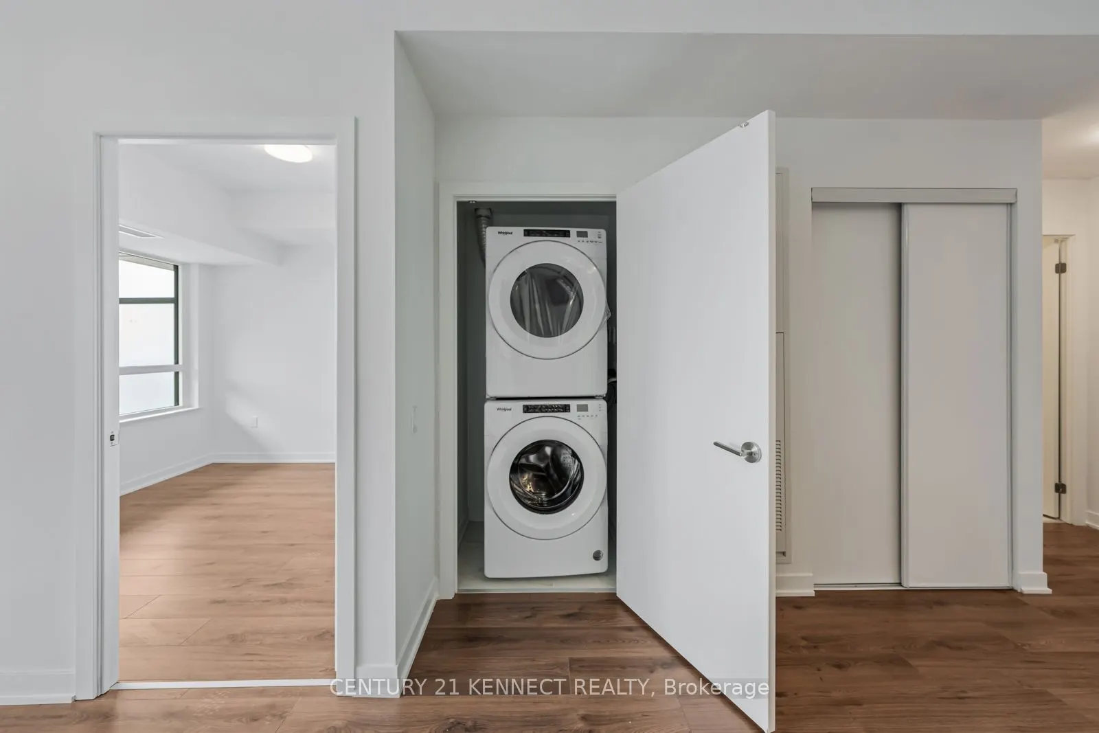 395 Dundas Street W, #804