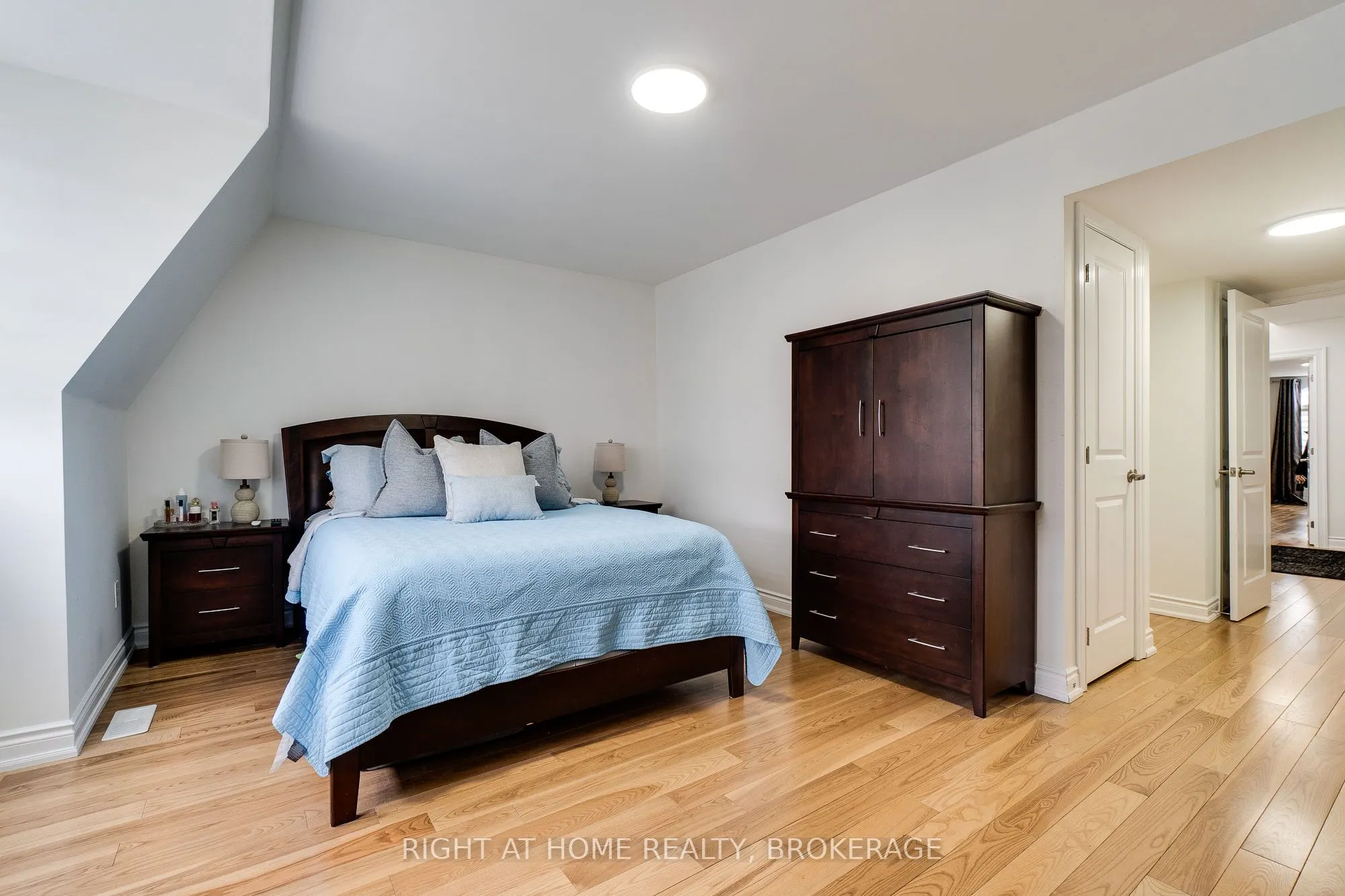 124 Lakeshore Road W