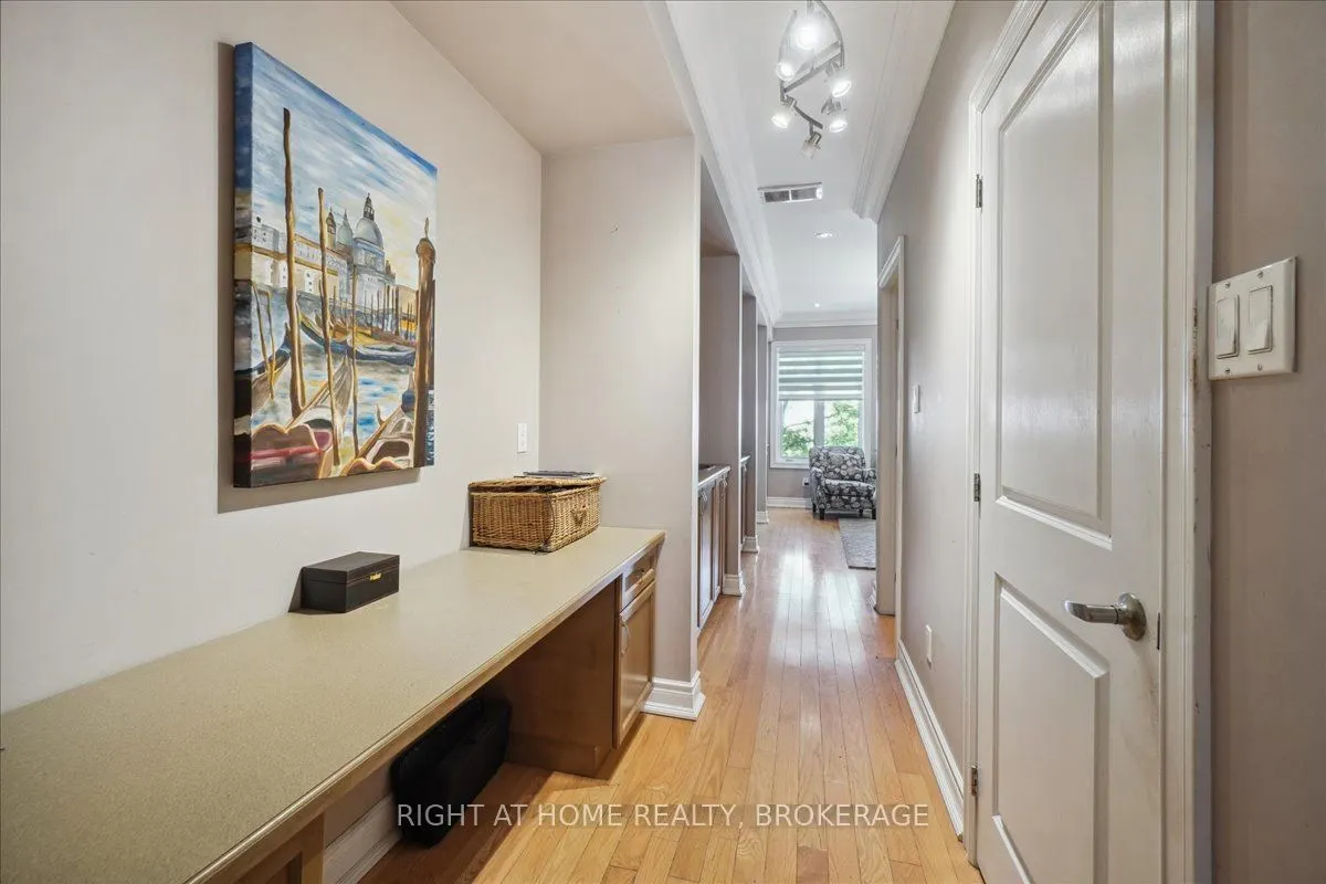 124 Lakeshore Road W