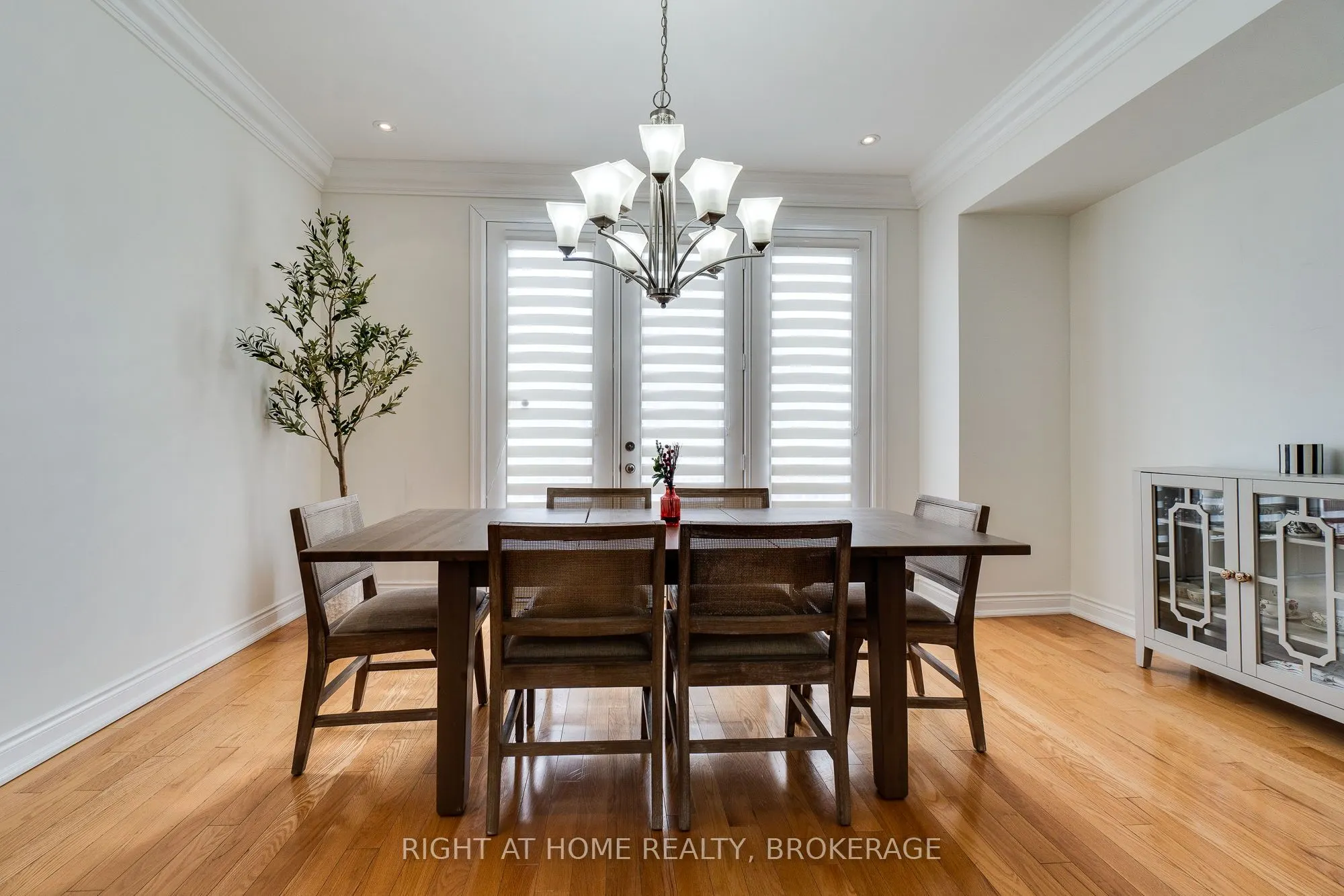 124 Lakeshore Road W