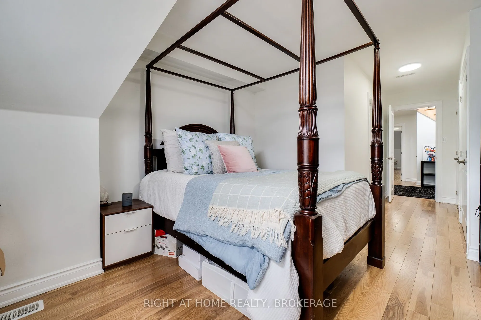124 Lakeshore Road W