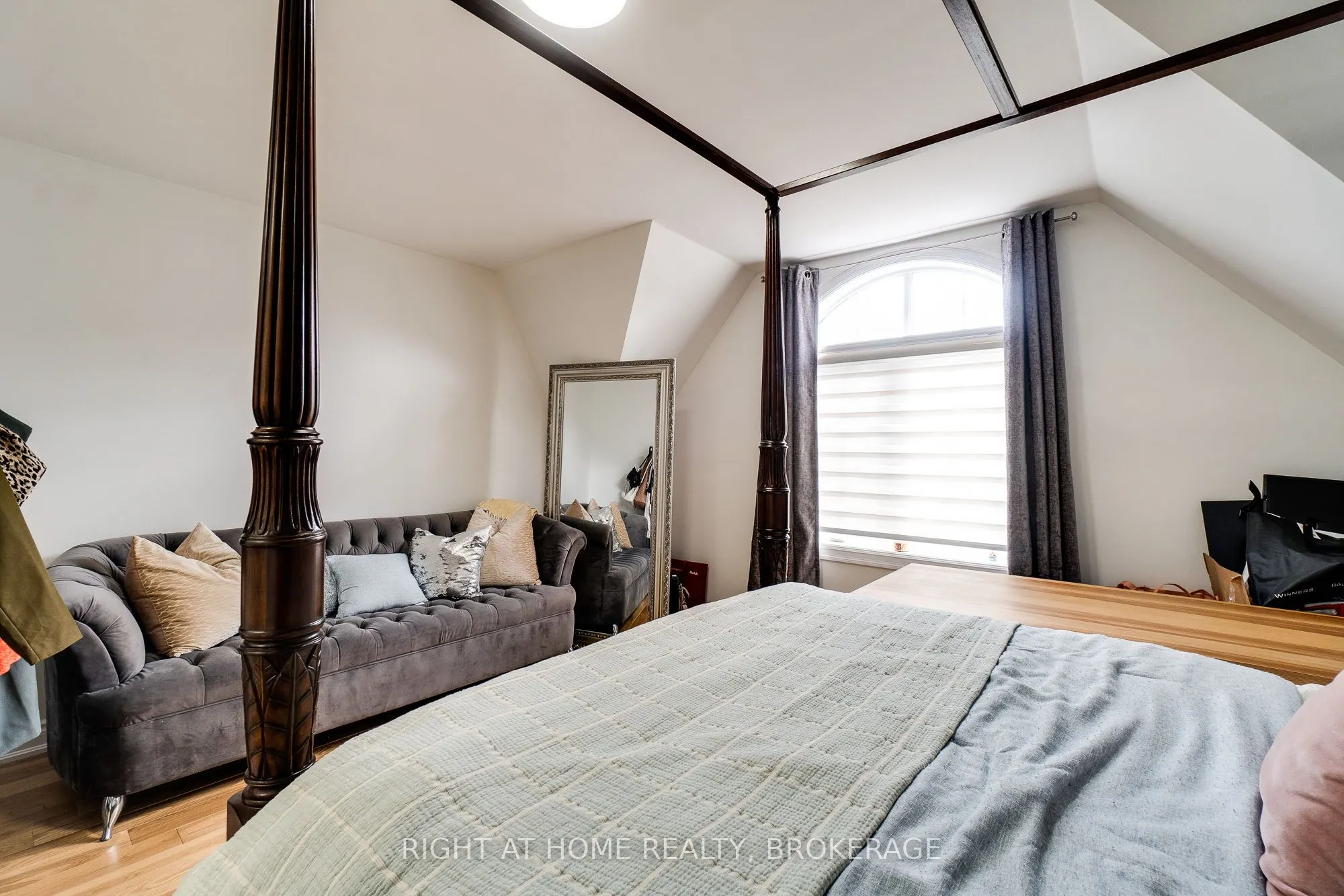 124 Lakeshore Road W