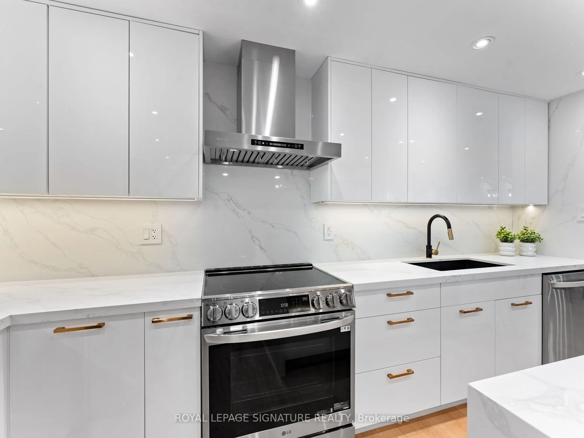812 Burnhamthorpe Road, #607