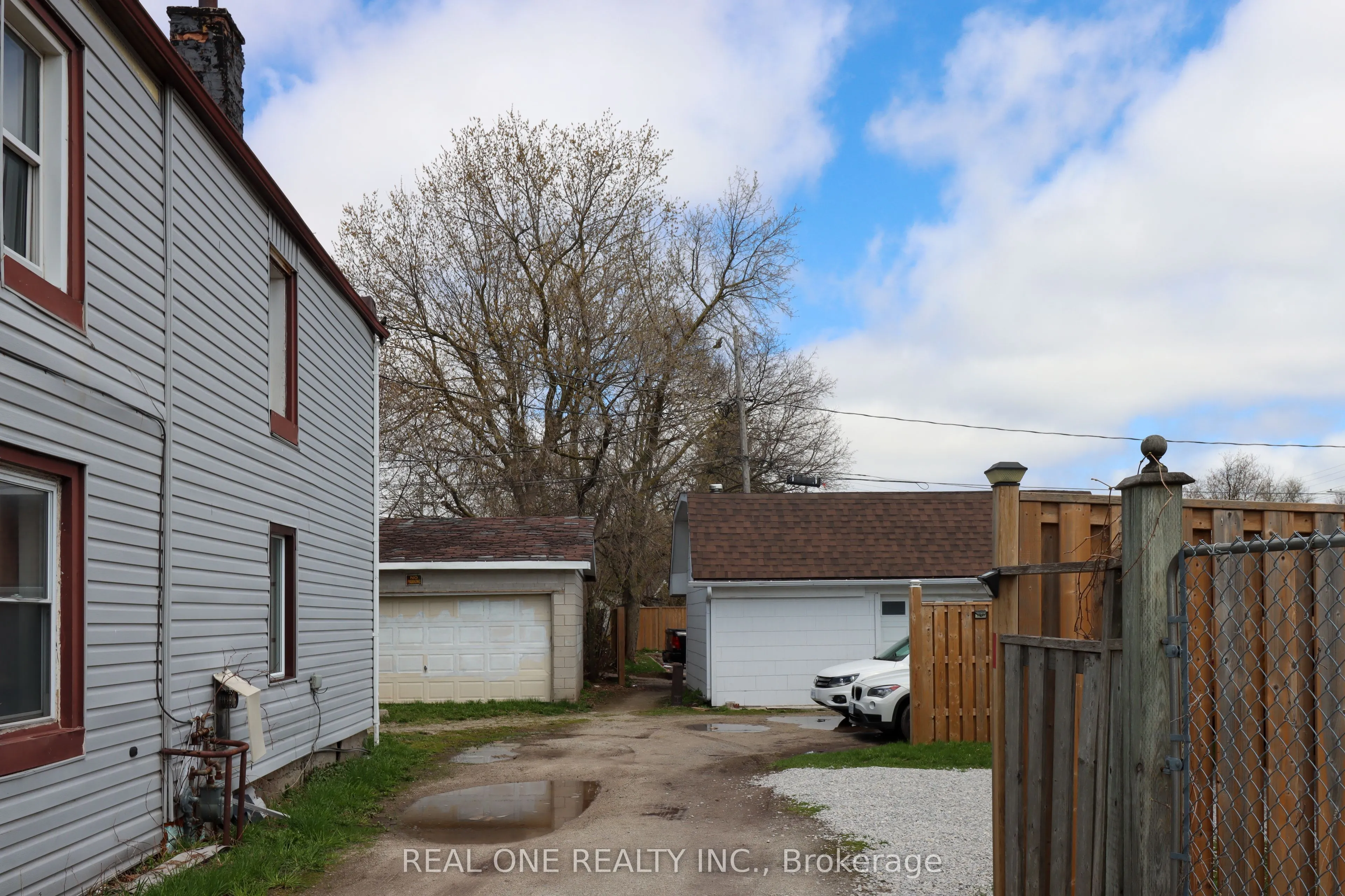 10 Mill Street E