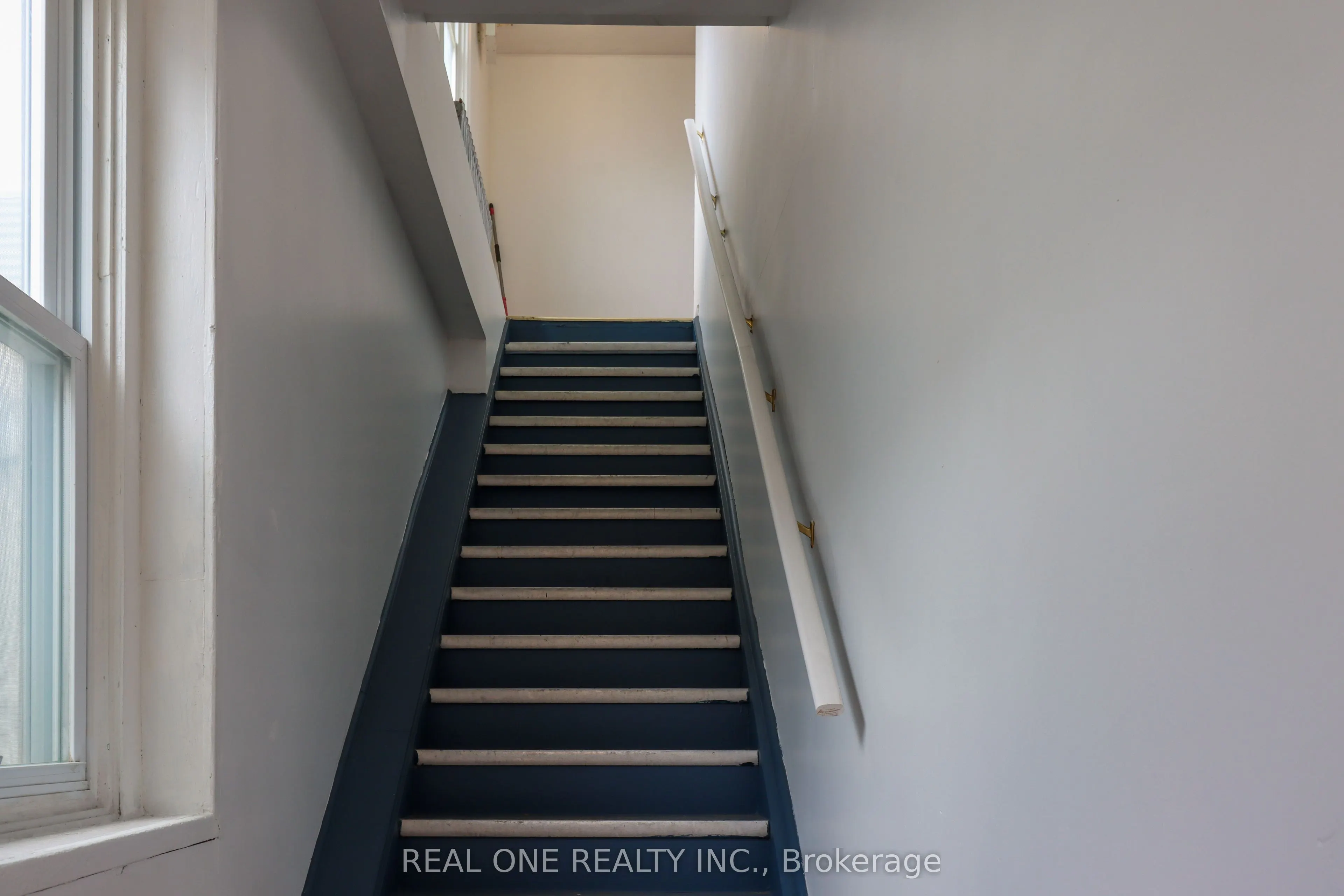 10 Mill Street E