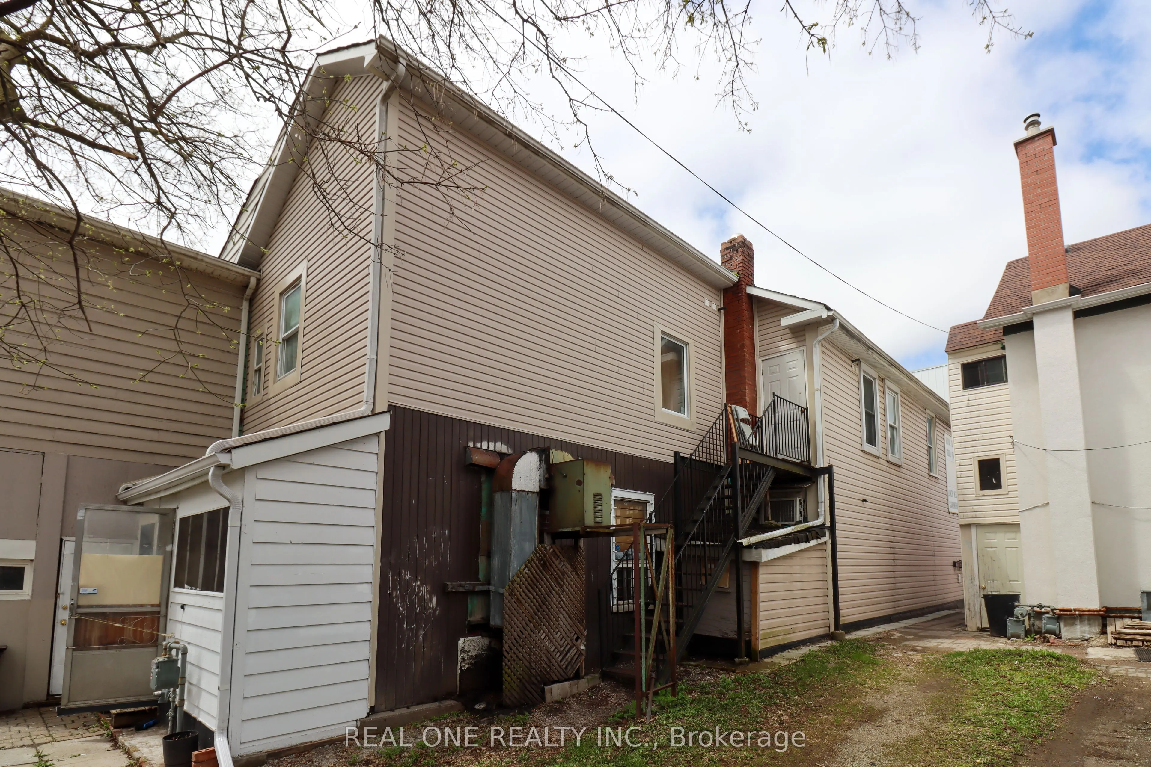 10 Mill Street E