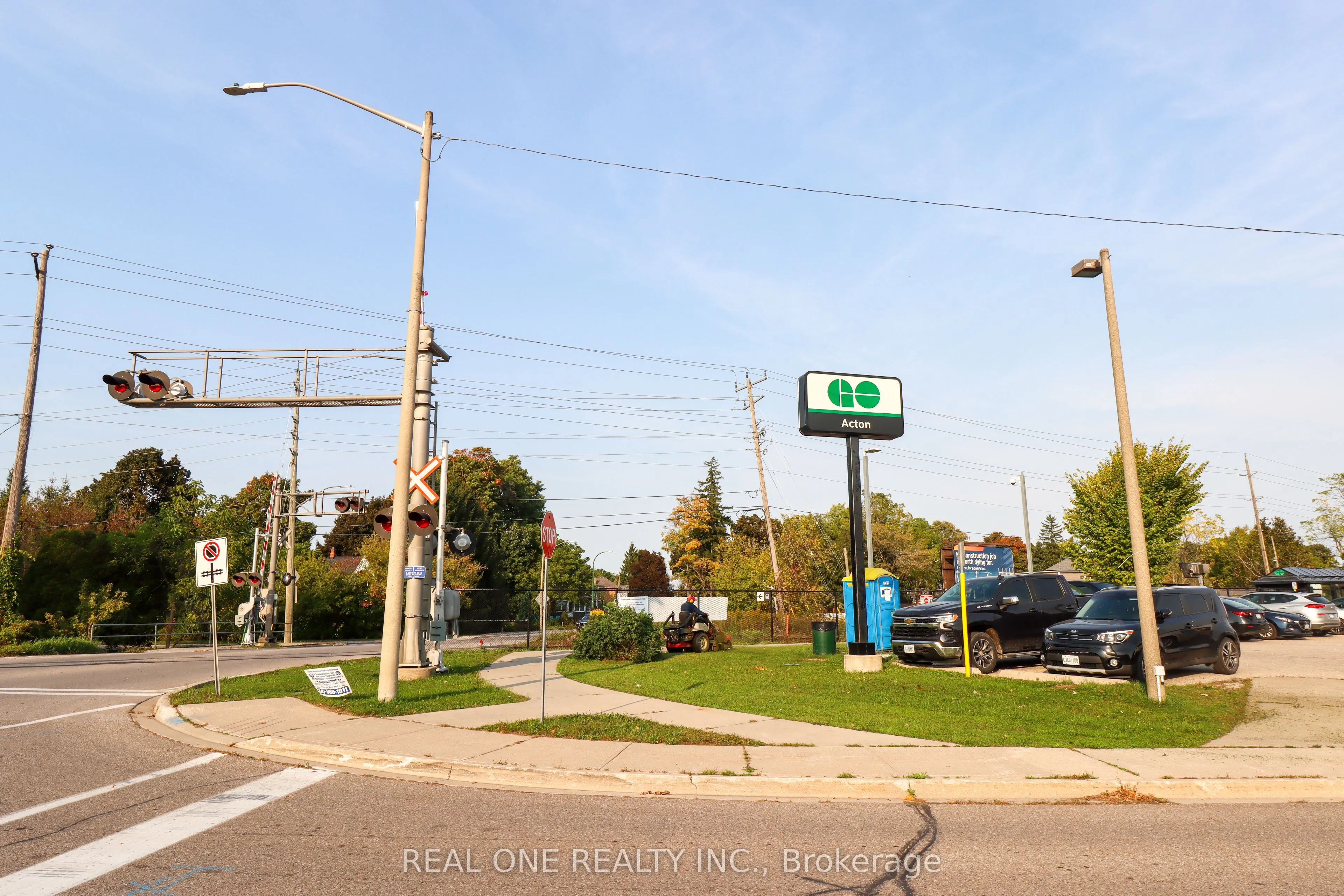 10 Mill Street E